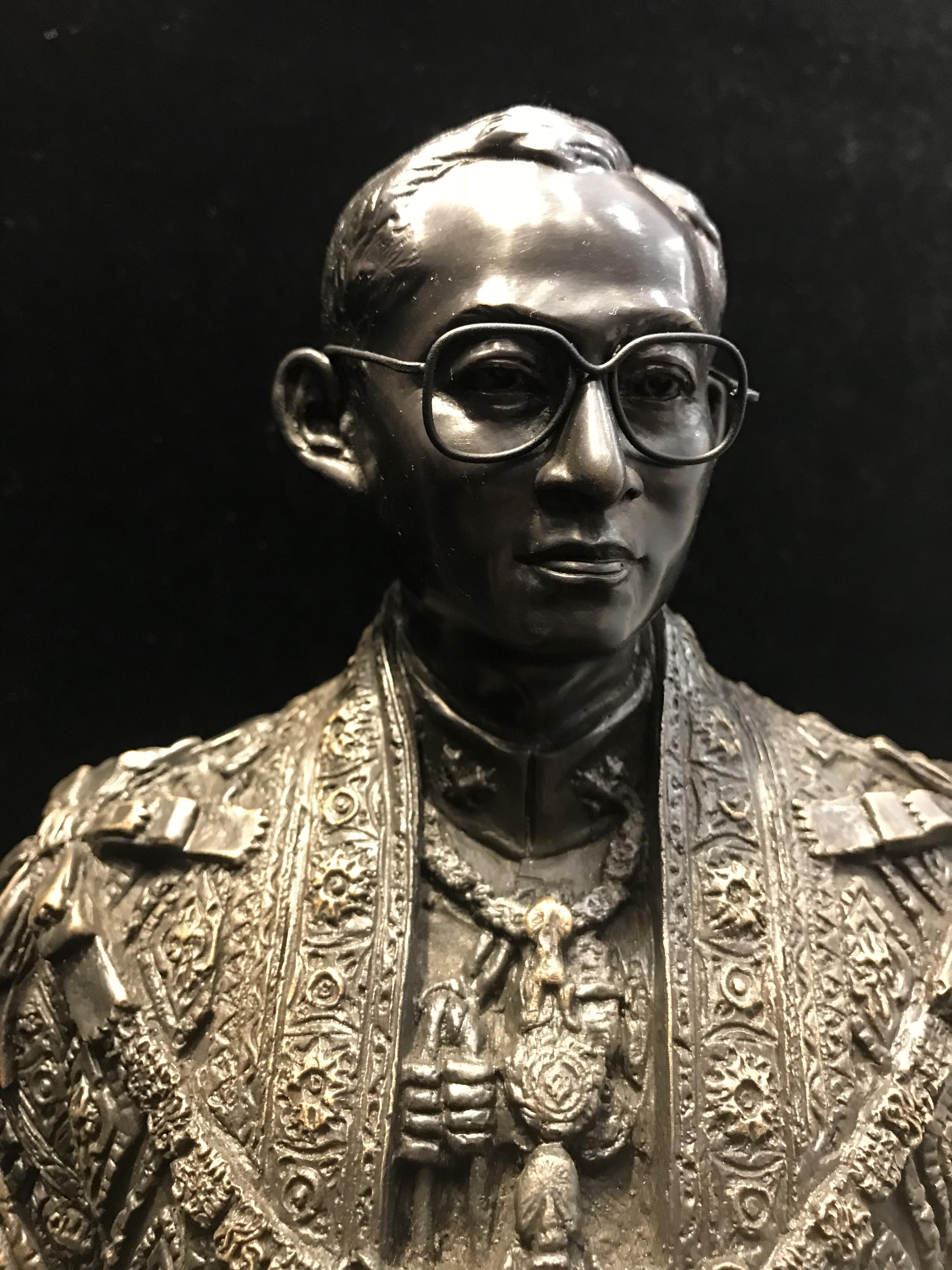 พระบรมรูปจำลองในหลวง รัชกาลที่ ๙ จัดสร้างโดย สมาคมศิษย์เก่าวิทยาศาสตร์ จุฬาลงกรณ์มหาวิทยาลัยและคณะวิทยาศาสตร์ จุฬาลงกรณ์มหาวิทยาลัย ปี2539(พร้อมกล่องบรรจุเดิมและใบรับรองจากผู้จัดสร้าง)