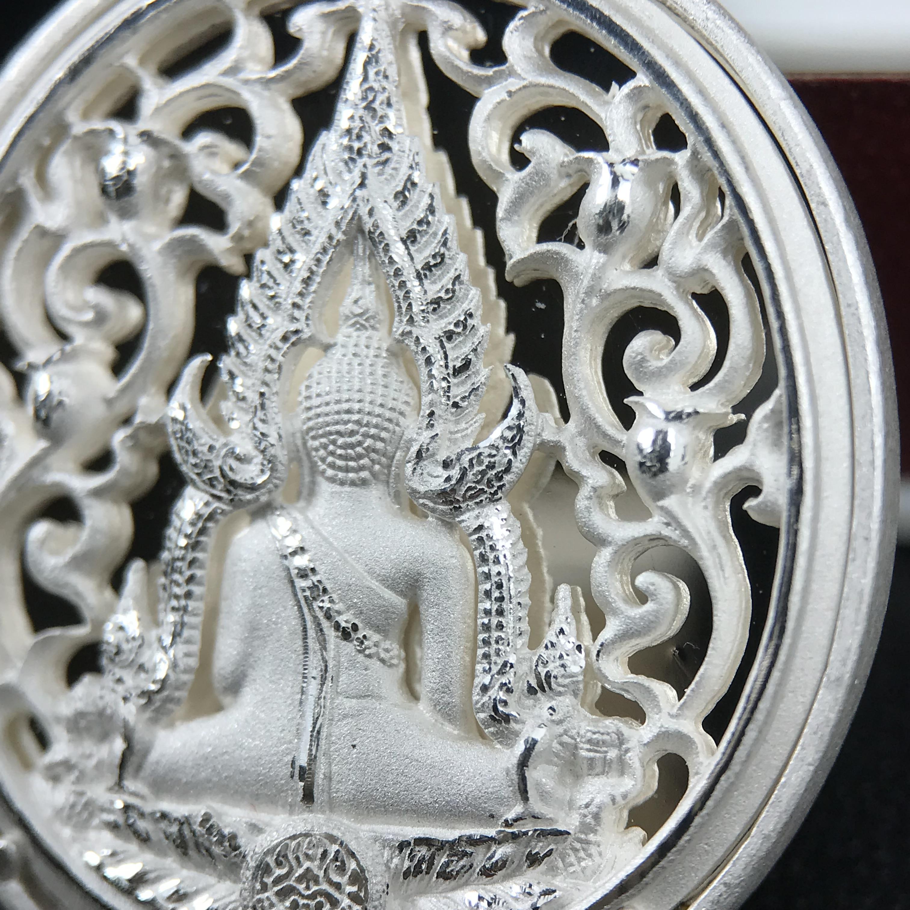 พระพุทธชินราช รุ่น ประวัติศาสตร์ มูลนิธิเพื่อตำรวจไทยจัดสร้าง ปี 2562 เนื้อเงินขัดเงา พิมพ์เหรียญรูปไข่ฉลุลายไทย พิมพ์ใหญ่ พระพุทธชินราช แบบจิวเวอร์รี่ (ขนาดสูง 2.9 ซม.) (สภาพ สวย ซีนซองเดิม กล่องบรรจุเดิมครบสมบูรณ์)