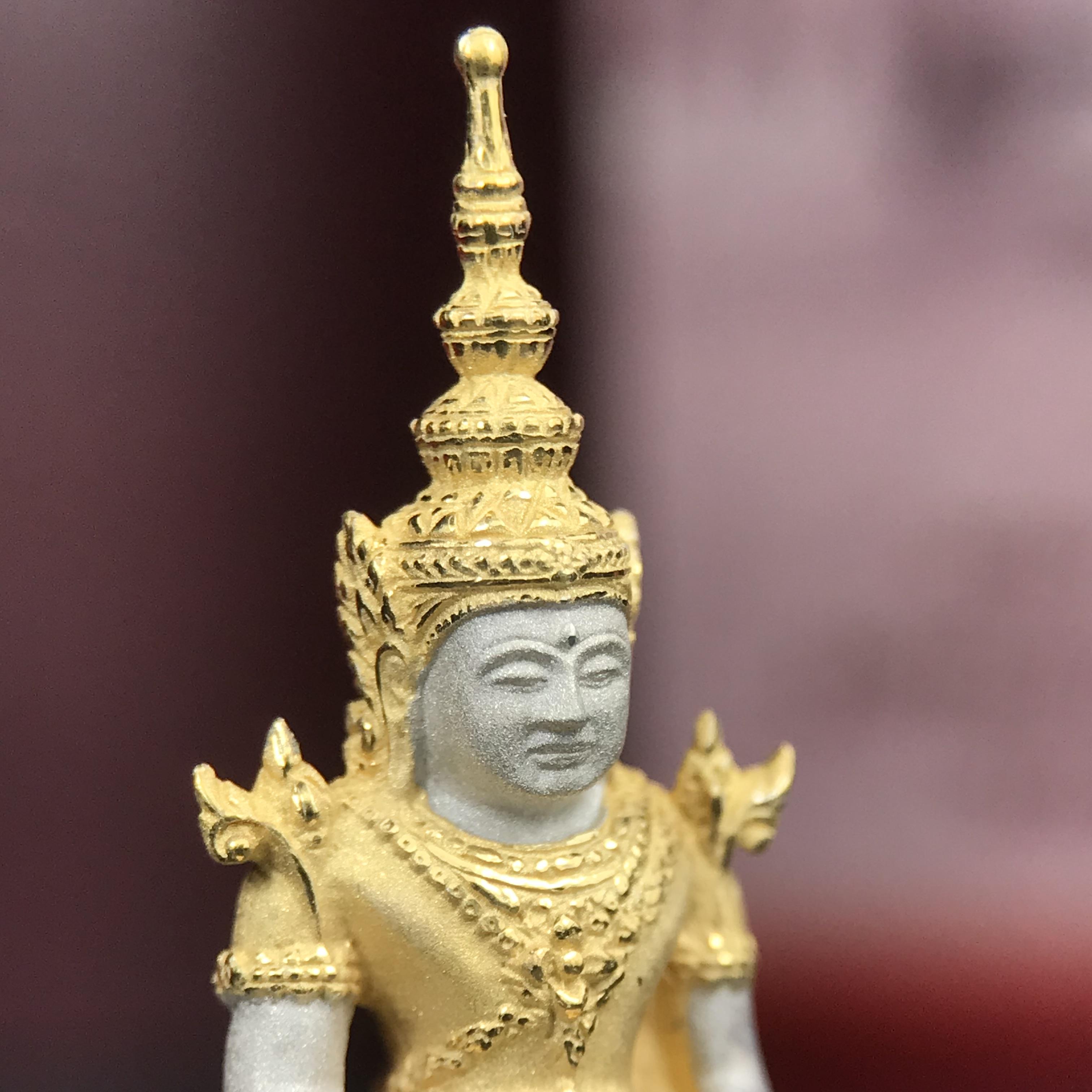 พระแก้วมรกต ภปร.(รุ่นแรก) ปี2545 จัดสร้างในมหาวโรกาส พระบาทสมเด็จพระเจ้าอยู่หัวรัชกาลที่ 9 ครบรอบ 75 พรรษา และฉลองกรุงรัตนโกสินทร์ครบ 220 ปี พิมพ์ลอยองค์ใหญ่ เนื้อเงินบริสุทธิ์ 92.5%(สามกษัตริย์) ขนาด 19*35 มม. พร้อมกล่อง สวยครบสมบูรณ์(องค์หมายเลข ๑๒๑๒)