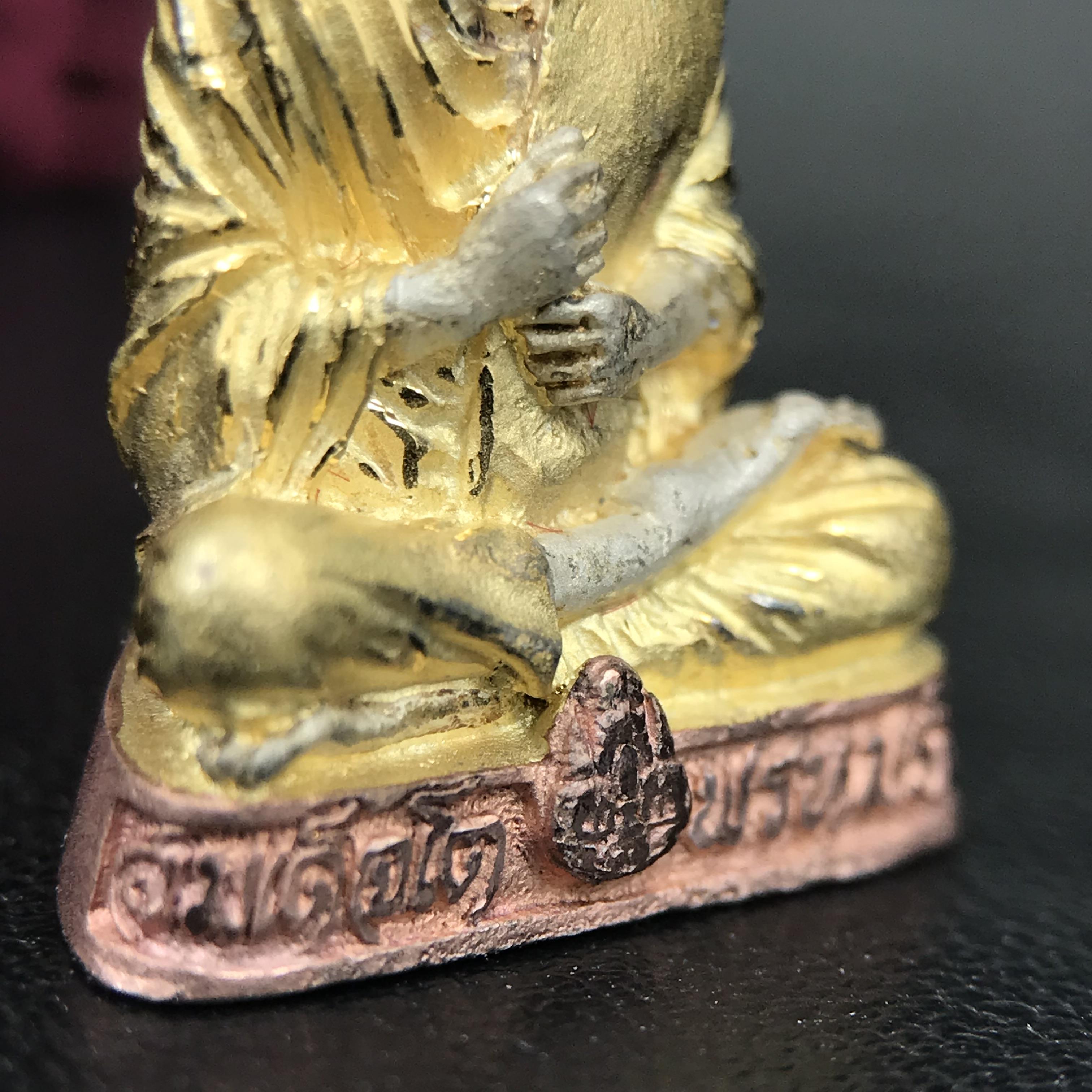 รูปเหมือนสมเด็จพระพุฒาจารย์ (โต พรหมรังสี)วัดใหม่อมตรส บางขุนพรหม ปี2540 รุ่นกาญจนาภิเษก จัดสร้างในวโรกาสที่รัชกาลที่ 9 ทรงครองสิริราชสมบัติ ครบ 50ปี ลอยองค์พิมพ์ใหญ่ เนื้อเงินบริสุทธิ์ 99.9% แบบชุบสามกษัตริย์ขัดเงาบางส่วน พร้อมกล่องบรรจุใบรับรองเดิมครบ