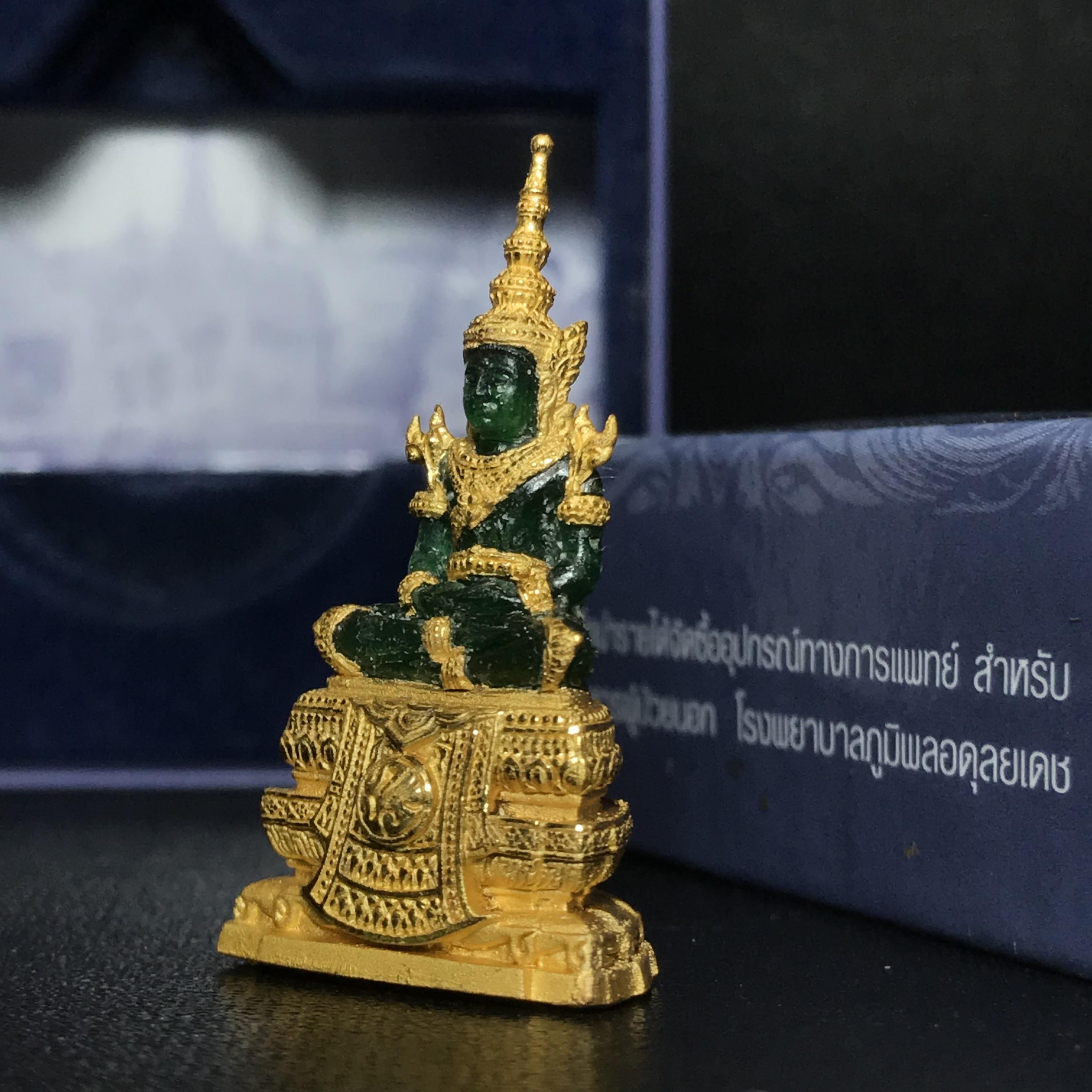 พระแก้วมรกต ภปร. ปี2547 จัดสร้างโดย รพ.ภูมิพลฯ เนื้อเรซิ่นหุ้มทองคำลอยองค์ หน้าตัก 1/2 นิ้ว