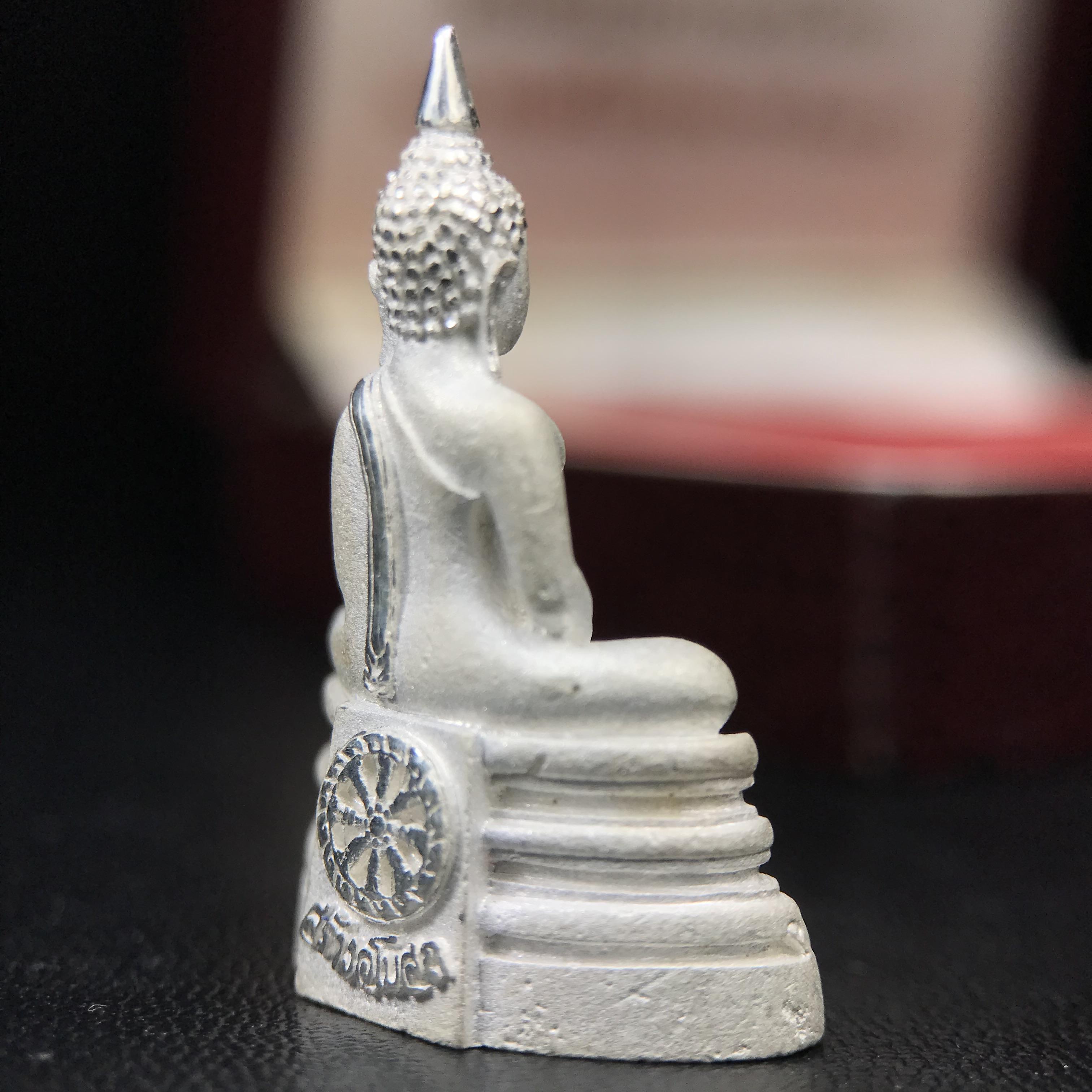 พระพุทธโสธร(หลวงพ่อโสธร) รุ่นสร้างอุโบสถ ปี2539 เนื้อเงินทรายนวลขัดเงาบางส่วน ลอยองค์พิมพ์ใหญ่ สภาพสวยกล่องบรรจุเดิมครบสมบูรณ์(งานแพรนด้า จิวเวลรี่)สวยงดงาม