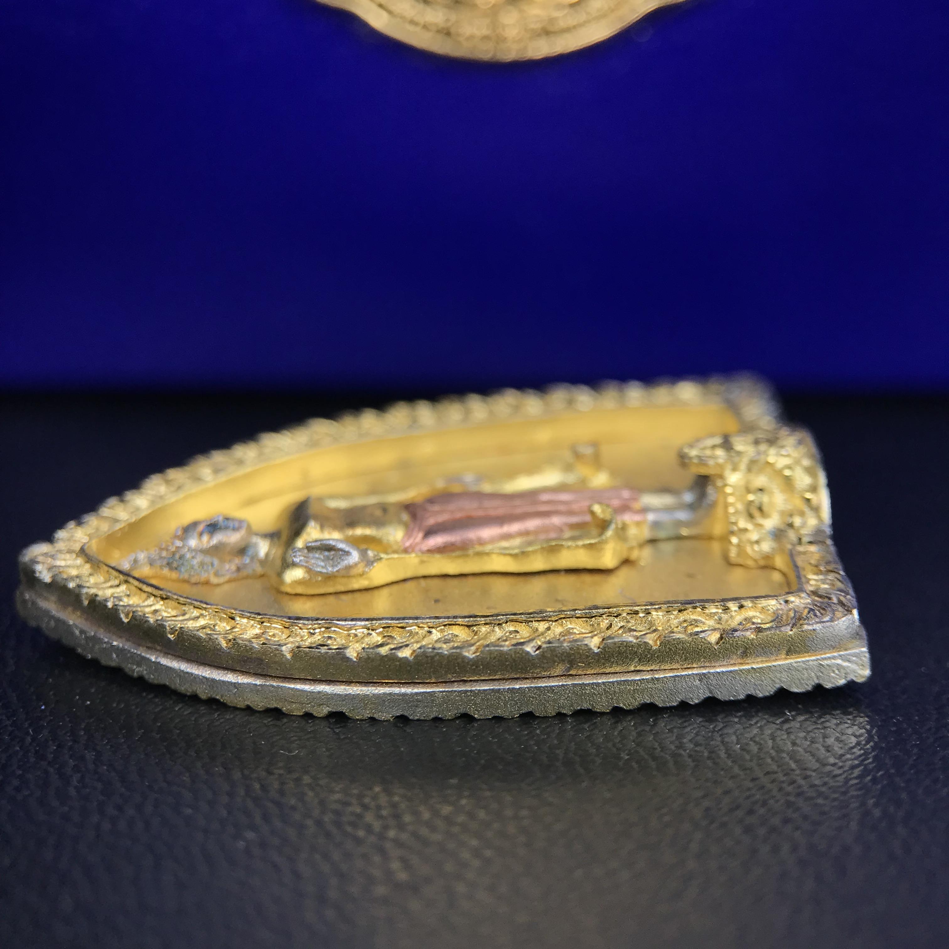 พระพุทธกาญจนพรสยามภูมิ ภปร. ปี 2539 เนื้อเงินสามกษัตริย์พื้นทรายเงา(ผิวเดิมสวย) พิมพ์ทรงใบขนุน ขนาด3.2ซม. พระพุทธรูปประจำพระชนมวาร รัชกาลที่9 ทรงโปรดเกล้าให้วิทยาลัยป้องกันราชอาณาจักร(วปอ.)สร้างในวโรกาสทรงครองสิริราชสมบัติครบ50ปี พ.ศ.2539(1ใน5000องค์)