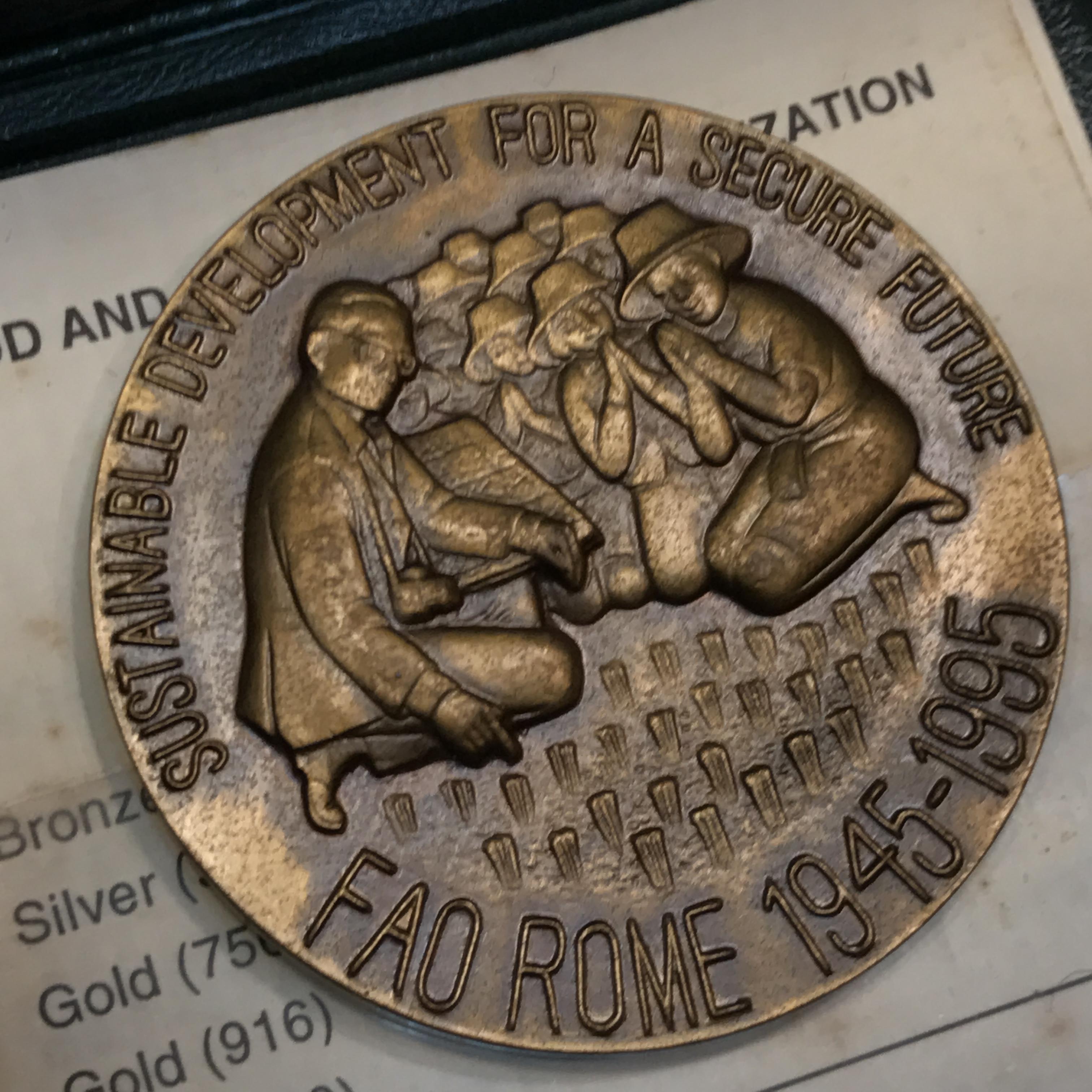 เหรียญอะกริคอลา FAO ปี 2539 เนื้อบรอนซ์+เนื้อเงิน ขนาด 5 ซม. (ซองหนังบรรจุเดิมใบรับรองครบ)