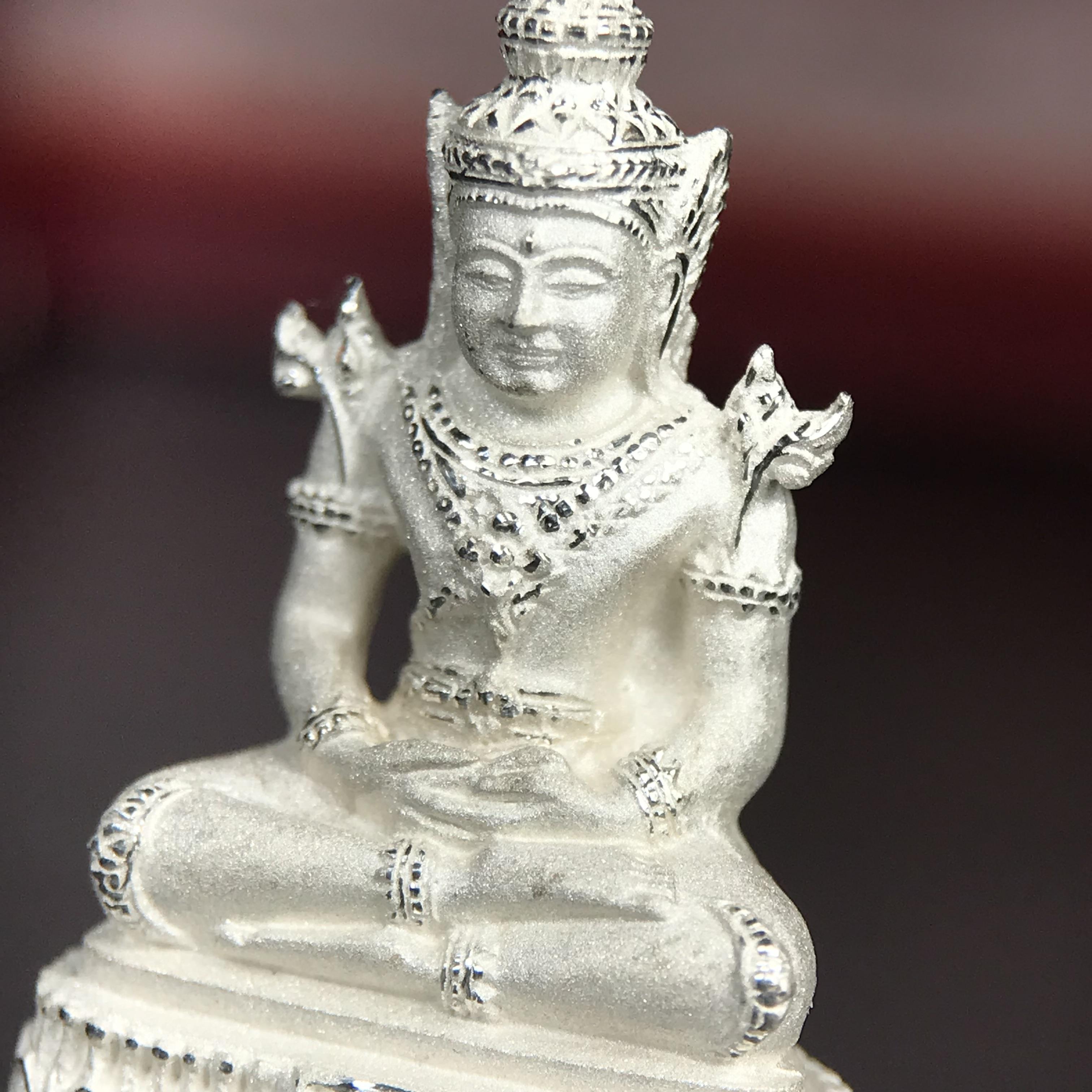 พระแก้วมรกต ภปร.(รุ่นแรก) ปี2545 จัดสร้างในมหาวโรกาส พระบาทสมเด็จพระเจ้าอยู่หัวรัชกาลที่ 9 ครบรอบ 75 พรรษา และฉลองกรุงรัตนโกสินทร์ครบ 220 ปี พิมพ์ลอยองค์ใหญ่ เนื้อเงินบริสุทธิ์ 92.5% ขนาด 19*35 มม. พร้อมกล่องบรรจุเดิม สวยครบสมบูรณ์(องค์หมายเลขคู่สวย ๔๔๗๗)