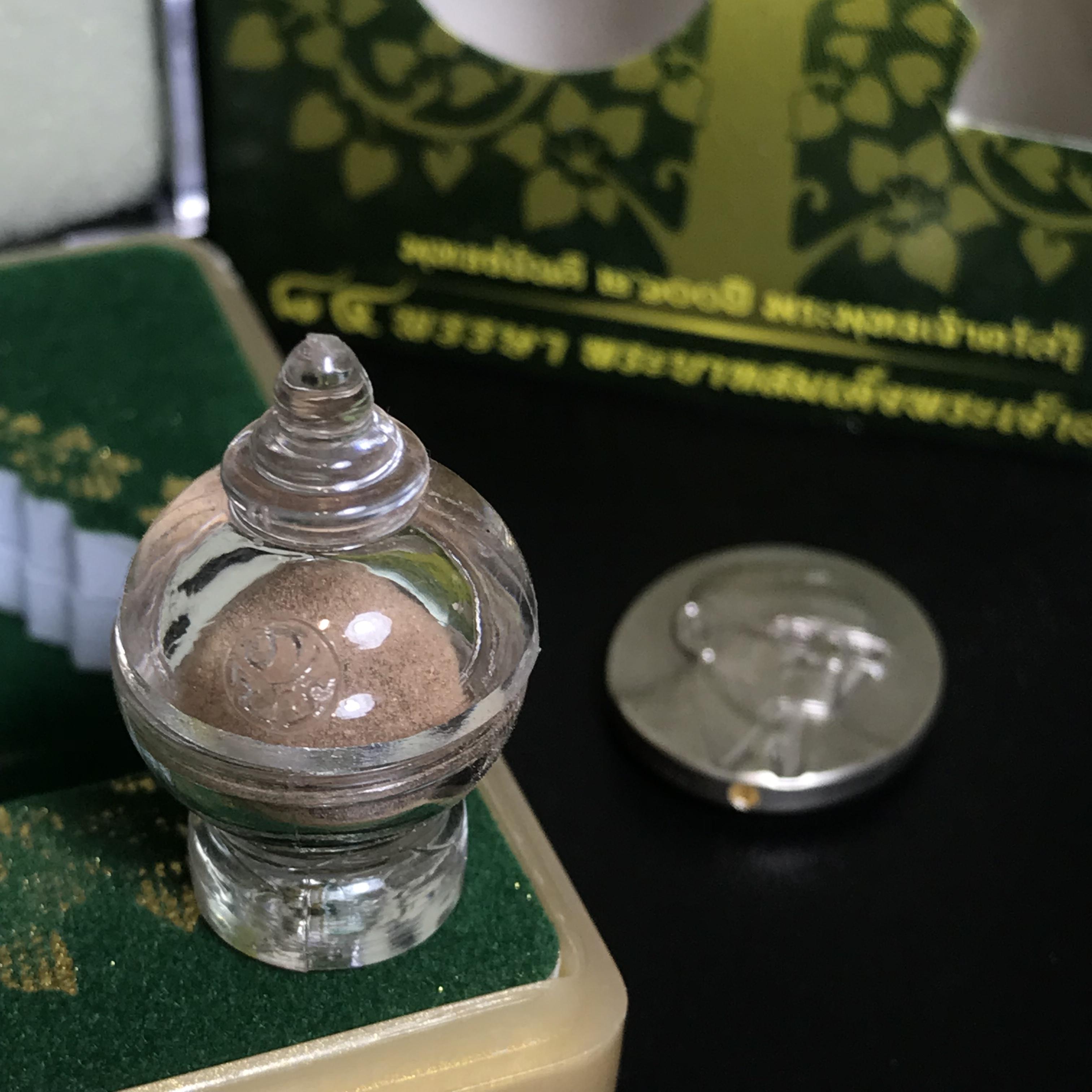 เหรียญพระบรมรูปหล่อพระบาทสมเด็จพระเจ้าอยู่หัว 84 พรรษา เนื้อเงินรมดำขัดวินอล พิมพ์เล็ก(20*25 มม.)(บรรจุมวลสาร จิตรลดา เส้นเกษา(เส้นผม)รัชกาลที่9 พระราชทาน)