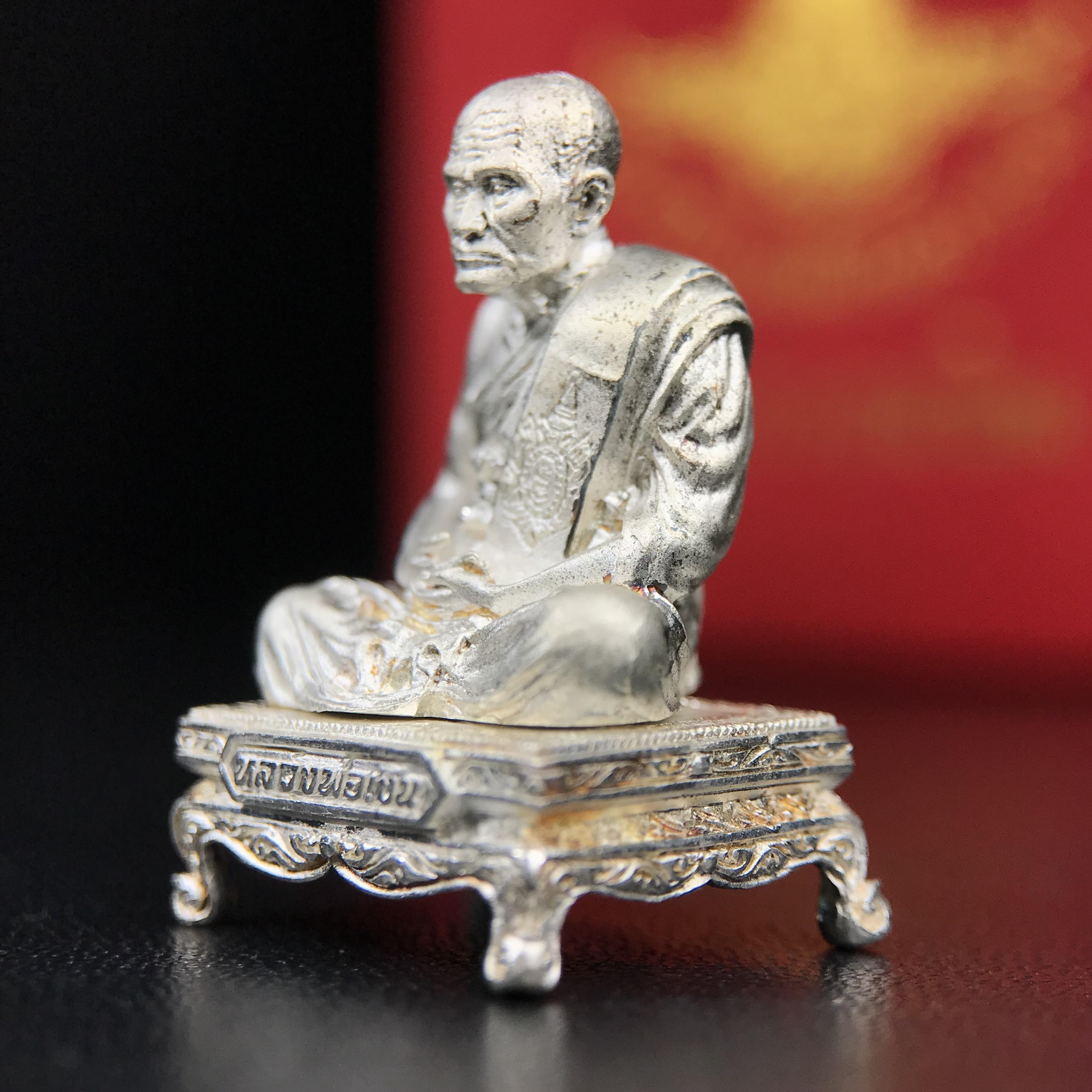 รูปหล่อหลวงพ่อเงิน วัดบางคลาน จ.พิจิตร พิมพ์หน้าเหมือนหลวงพ่อ "รุ่น 91 ปี กรมเสมียนตรา" กระทรวงกลาโหมจัดสร้างในปี 2543 พุทธาภิเษกใหญ่ 3 วัด 3พิธีวัดสุทัศน์ /วัดบางคลาน/วัดพระแก้ว เนื้อเงินปัดเงา(หายาก) พุทธศิลป์งดงามมากหายาก(ตอกโค๊ตหมาย ๑๖)