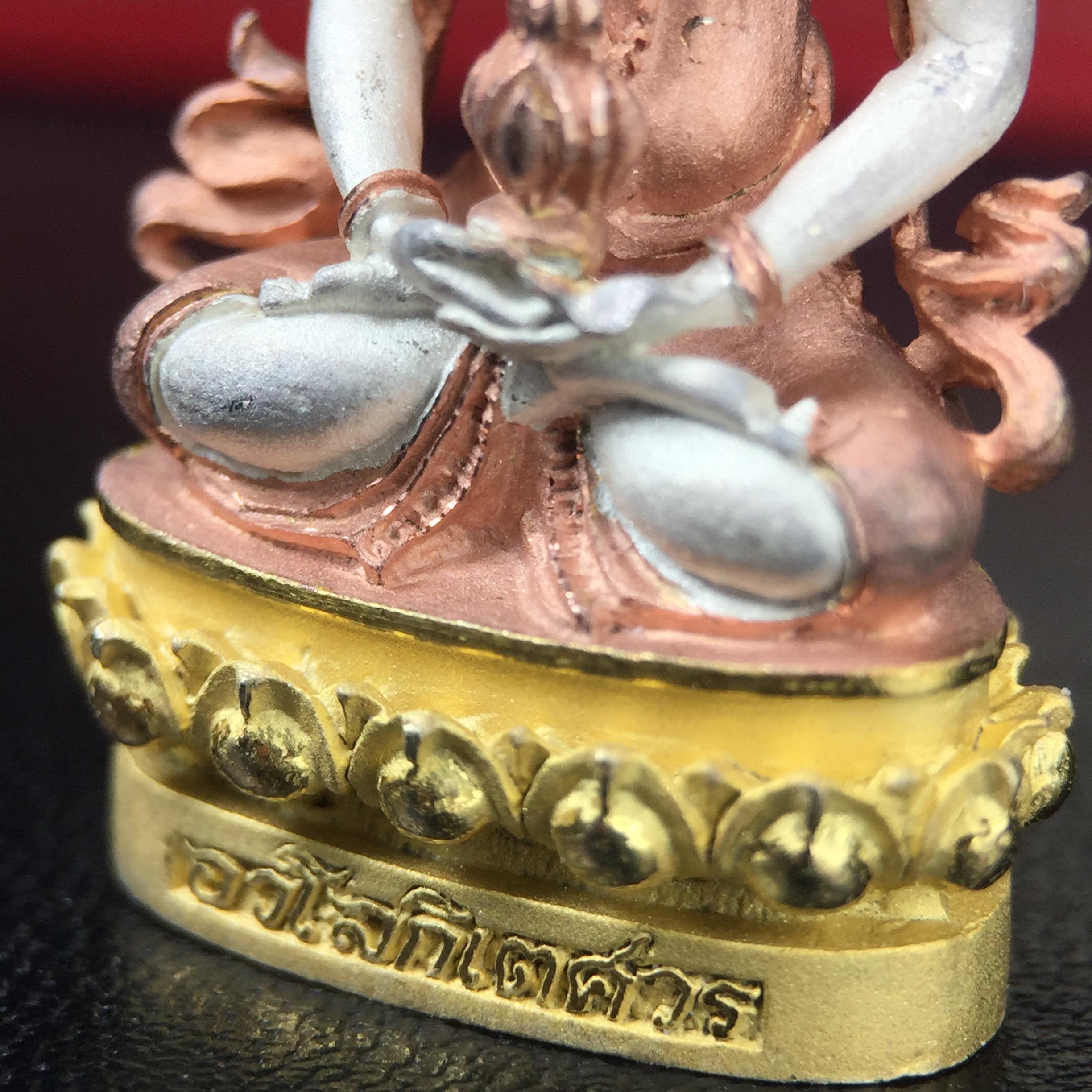 พระกริ่งอวโลกิเตศวร ( เจ้าแม่กวนอิม ) วัดโพธิ์แมนคุณาราม เนื้อเงิน 3 กษัตริย์ พ่นทราย รุ่นอุดมโภคทรัพย์ พ.ศ.2539(ผิวสวยเดิมพร้อมกล่องบรรจุการ์ดใบรับรองเดิมครบ) (อีกหนึ่งรุ่นยอดนิยม พุทธศิลป์สวยงดงาม)