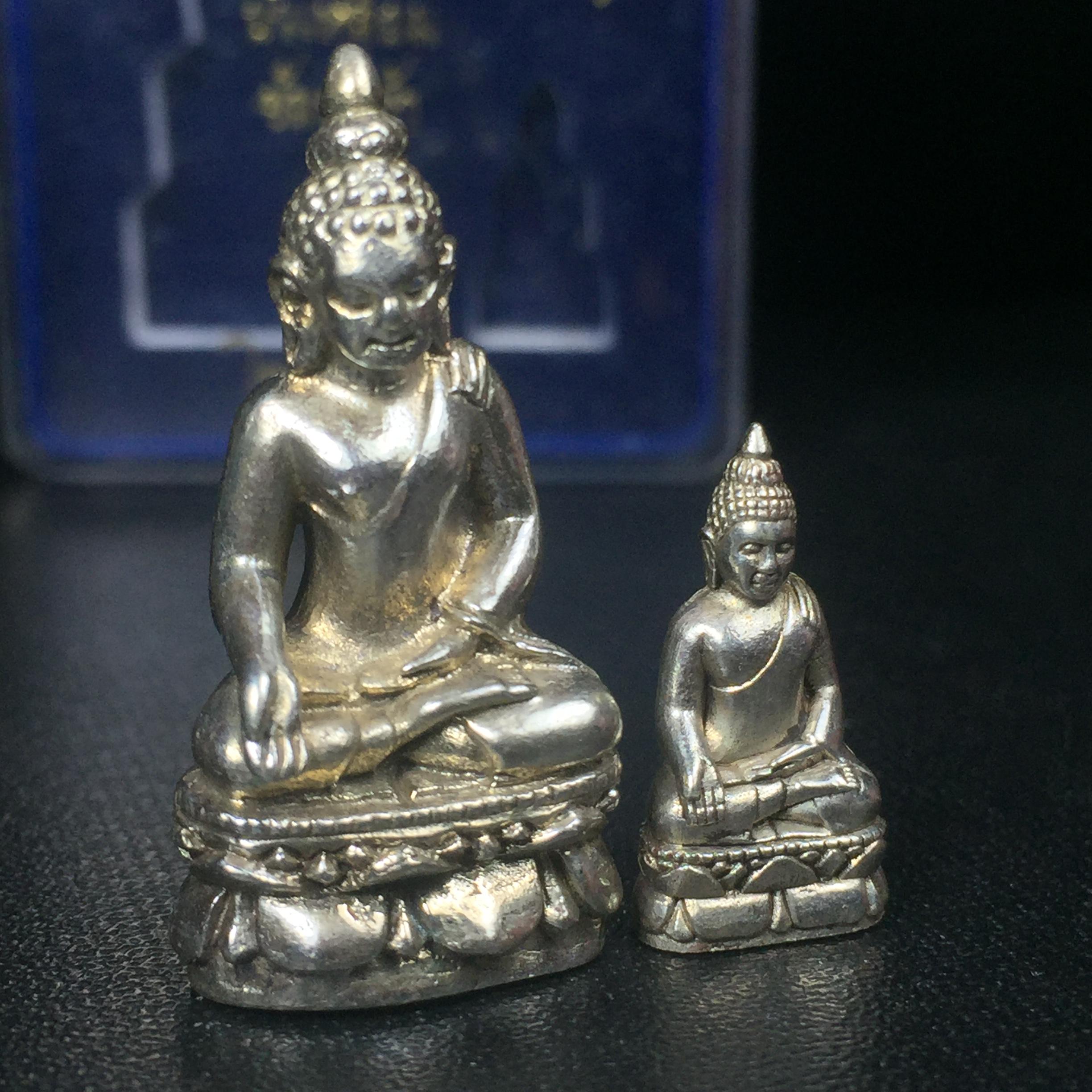 พระไพรีพินาศ วัดบวรนิเวศวิหาร รุ่นชัยชนะศึก ปี2546 พิมพ์บัวเหลี่ยม เนื้ออัลปาก้า หมายเลข 530(สภาพสวยพร้อมกล่องบรรจุเดิมครบสมบูรณ์)(พระดี พิธีใหญ่ มวลสารเด่น รุ่นนิยม)