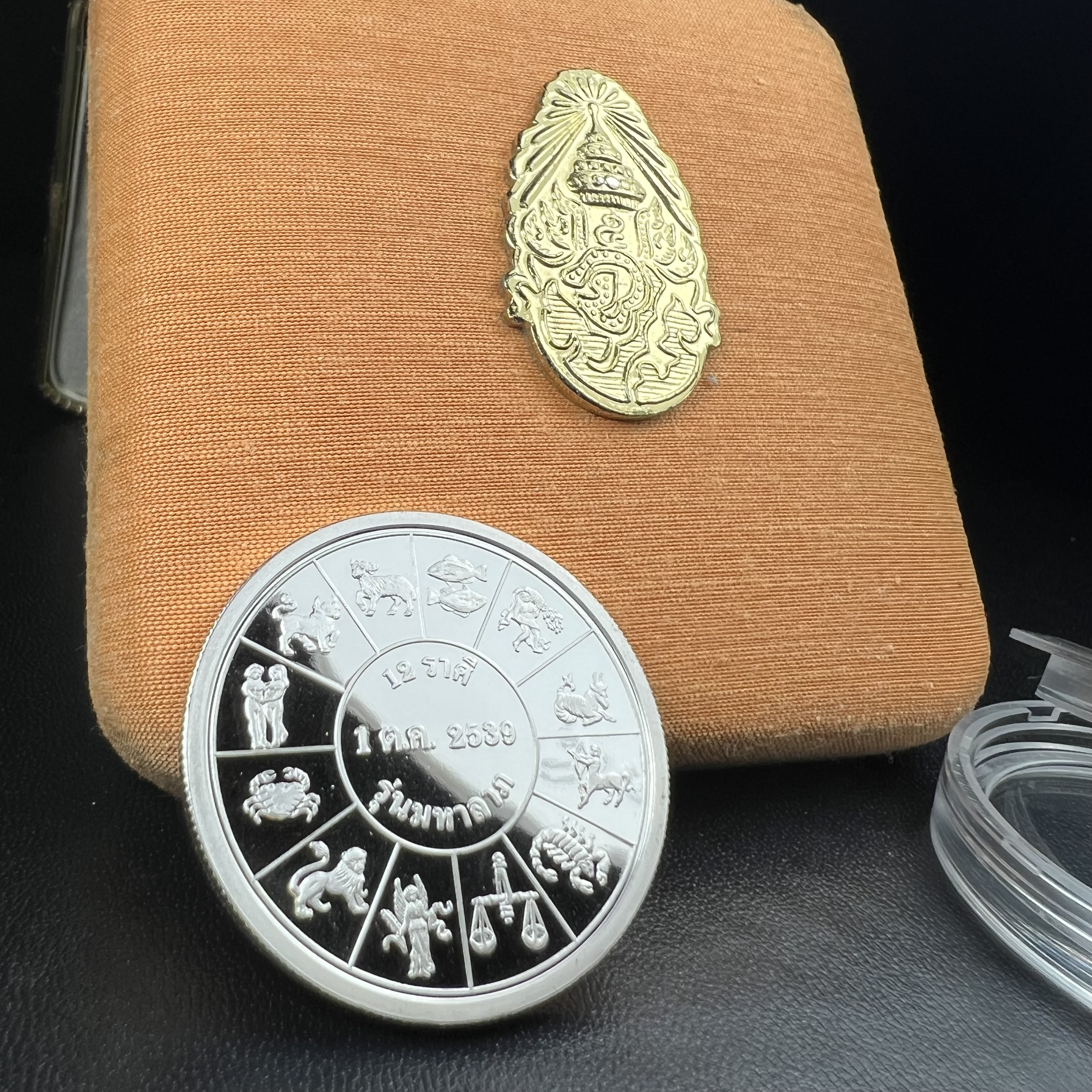 เหรียญรัชกาลที่ 5 หลัง 12 นักษัตริย์ รุ่นมหาลาภ ปี 2539 เนื้อเงินขัดเงา บล็อกนอก(เพิร์ธ)ออสเตรเรีย ขนาด 3.2 ซ.ม. กล่องบรรจุเดิมครบสมบูรณ์สวยงาม พิธีพุทธาภิเษก ณ.พระอุโบสถ วัดพระแก้ว สมเด็จพระญาณสังวร สมเด็จพระสังฆราช เป็นประธานพิธี