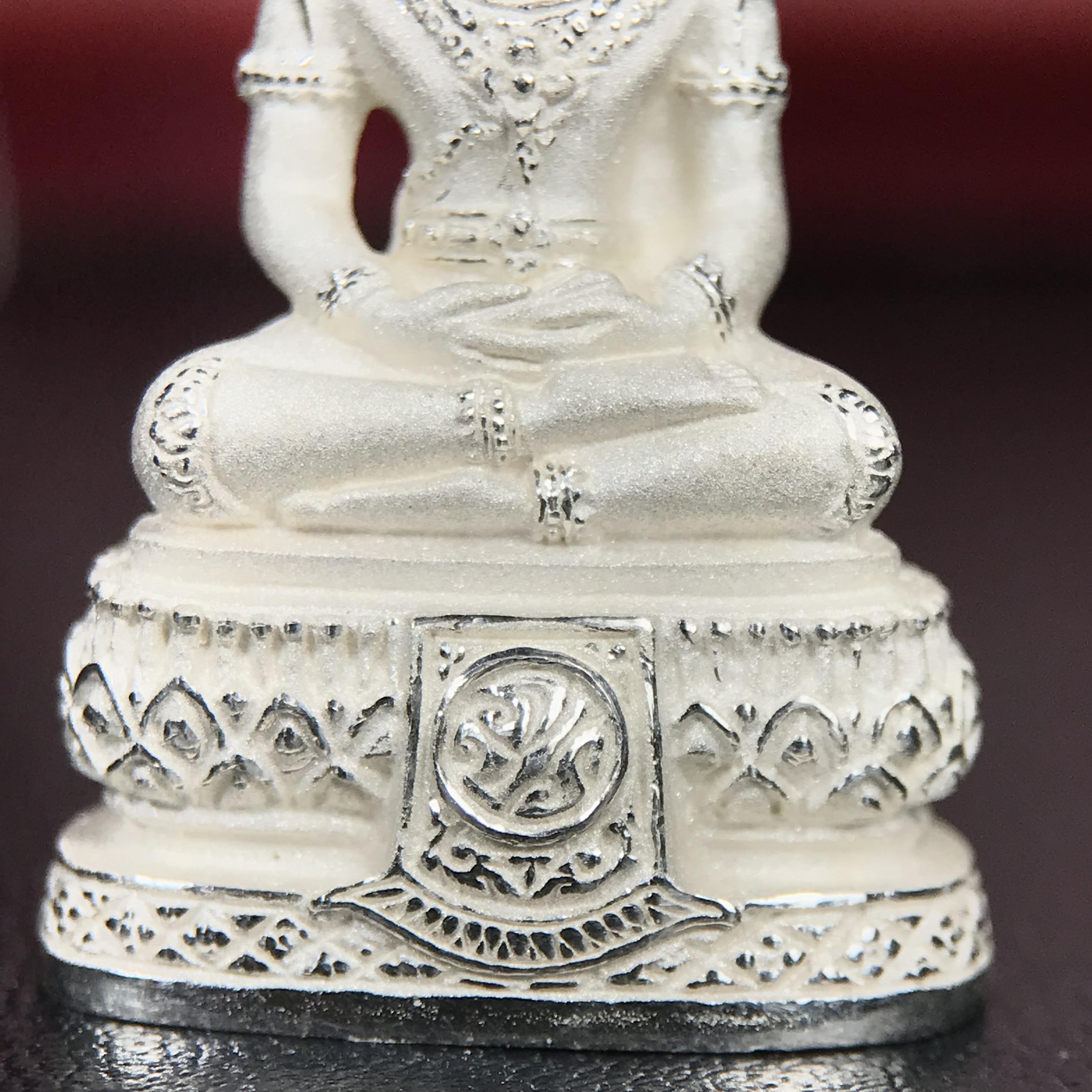 พระแก้วมรกต ภปร.(รุ่นแรก) ปี2545 จัดสร้างในมหาวโรกาส พระบาทสมเด็จพระเจ้าอยู่หัวรัชกาลที่ 9 ครบรอบ 75 พรรษา และฉลองกรุงรัตนโกสินทร์ครบ 220 ปี พิมพ์ลอยองค์ใหญ่ เนื้อเงินบริสุทธิ์ 92.5% ขนาด 19*35 มม. พร้อมกล่องบรรจุเดิม สวยครบสมบูรณ์(องค์หมายเลข ๔๔๗๕)