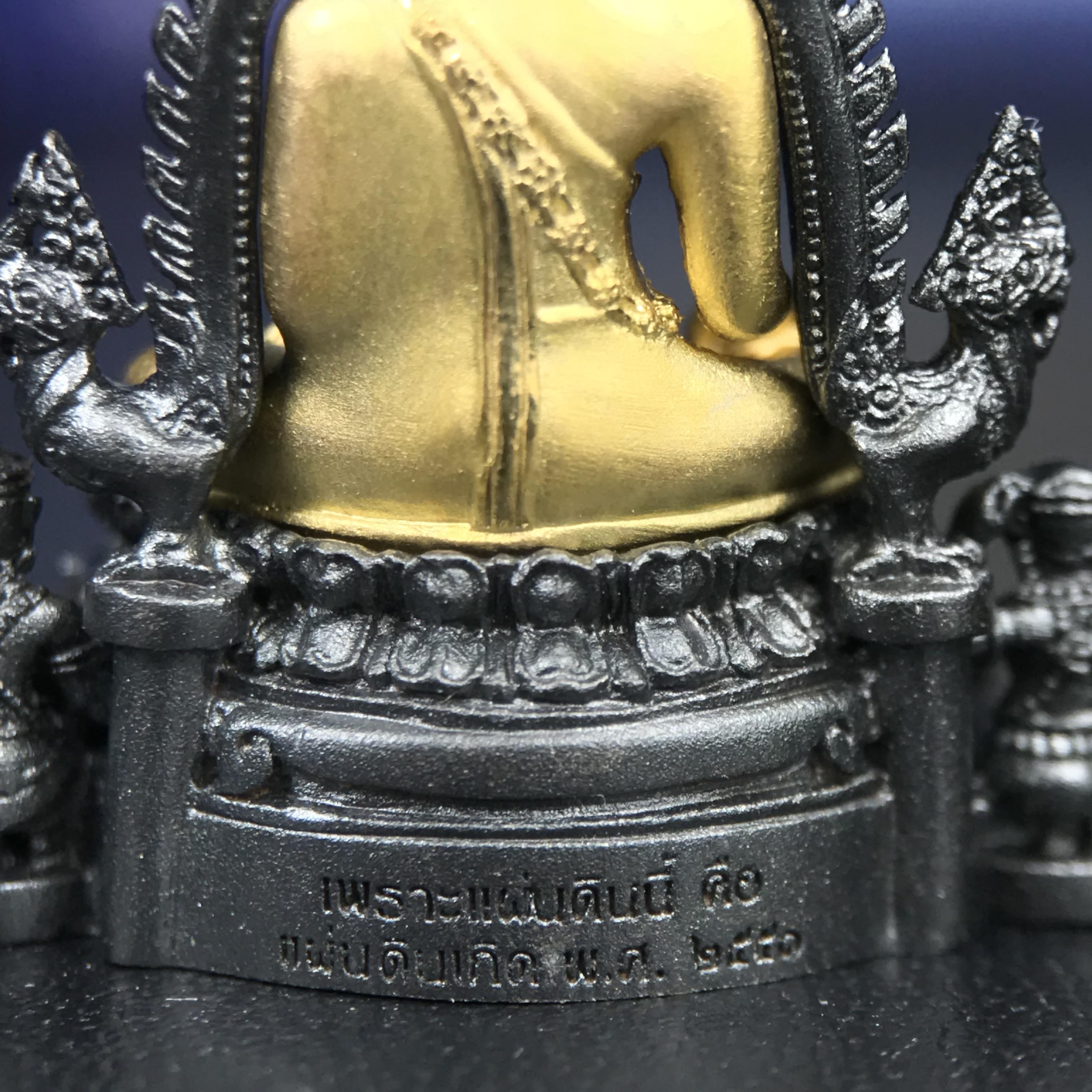 พระพุทธชินราช ภปร. โครงการ เพราะแผ่นดินนี้คือแผ่นดินเกิด เนื้อเงินชุบทองคำซุ้มรมดำ ปี2551 ขนาดหน้าตัก1/2นิ้ว(3.5*2.5 ซม.)ประกอบพิธี ณ พระอุโบสถ วัดพระศรีรัตนศาสดาราม(วัดพระแก้ว)และพระวิหารวัดพระศรีรัตนมหาธาตุวรมหาวิหาร(จ.พิษณุโลก)(สวยงามหายาก)1ใน5000องค์