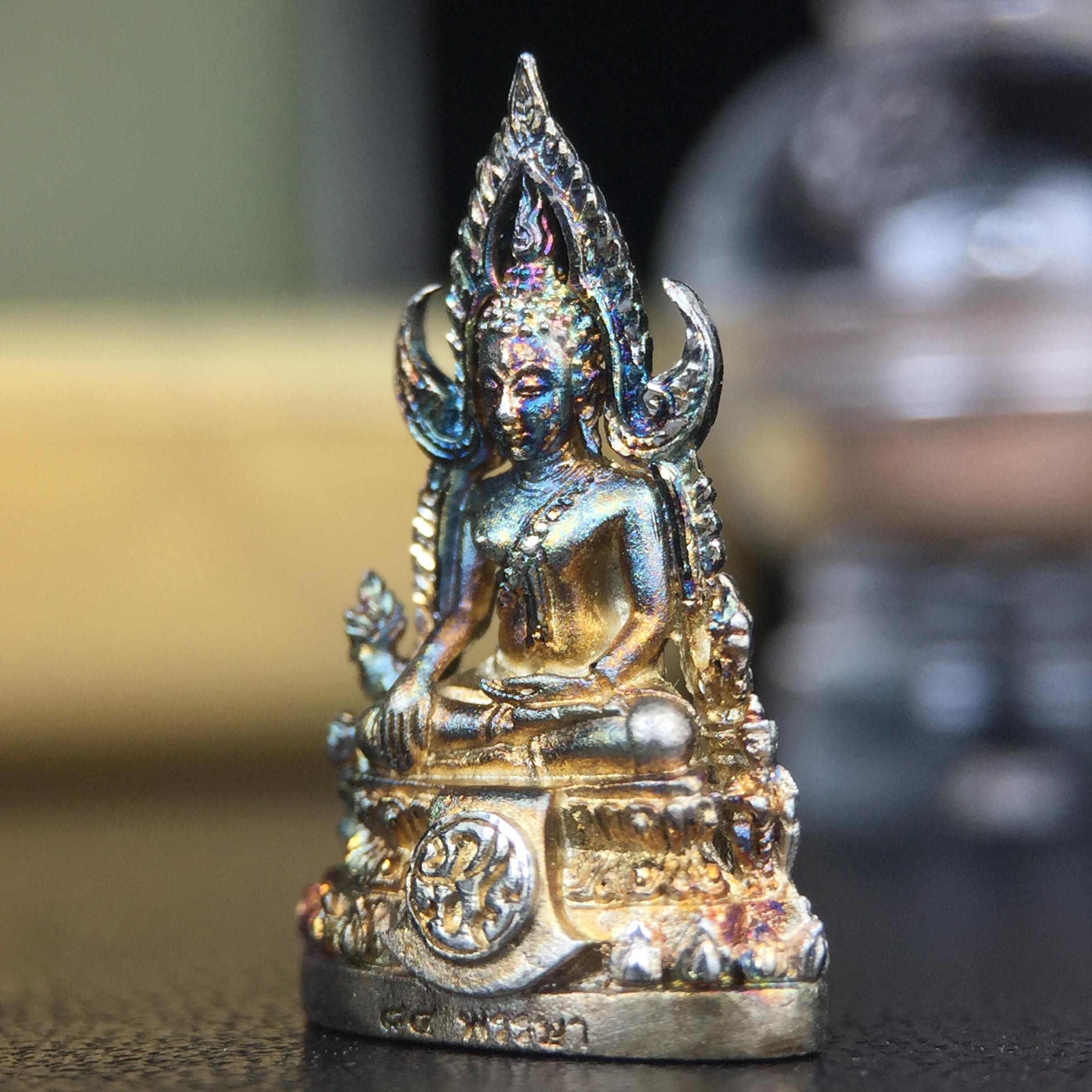 พระพุทธชินราช(จำลอง) ภปร. 84 พรรษา เนื้อเงินชุบทองคำขาว พิมพ์เล็กขนาดหน้าตัก 1/4 นิ้ว (สภาพผิวเดิมสวย ขึ้นสีรุ้งธรรมชาติ แบบนิยม)(พระราชทานมวลสาร จิตรลดาและเส้นพระเจ้า(เส้นผม))พุทธศิลป์ทรงคุณค่าอีกหนึ่งรุ่นยอดนิยม