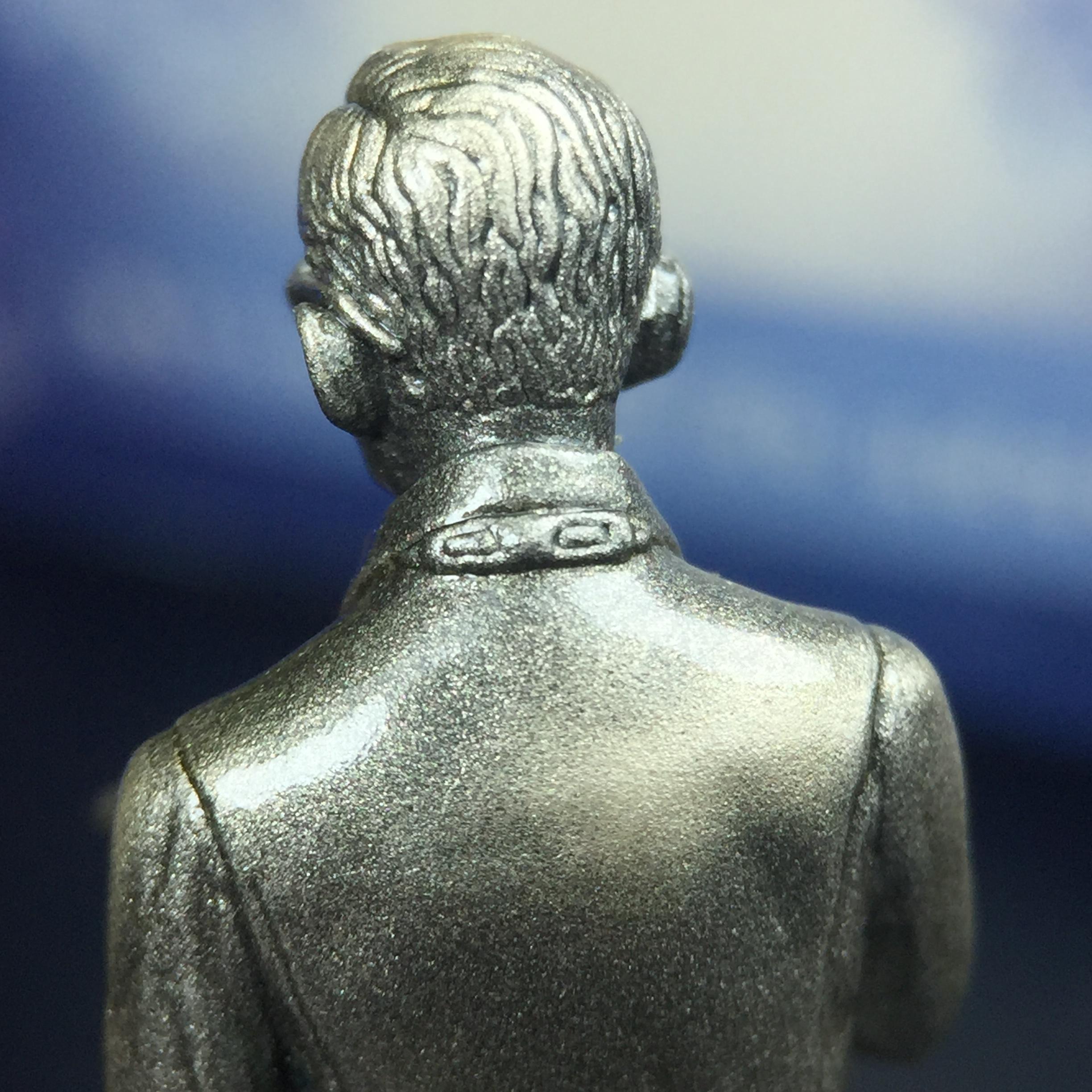 พระบรมรูปพระบาทสมเด็จพระเจ้าอยู่หัวรัชกาลที่ 9(ทรงงาน) ภปร. รุ่นเพราะแผ่นดินนี้คือแผ่นดินเกิด ปี 2551 ขนาดสูง 1 นิ้ว เนื้อบรอนซ์ชุบเงินรมดำ(ด้านหน้า ฐานพระบรมรูปฯ ประดิษฐานอักษรพระปรมาภิไธย ภ.ป.ร.)นิยมหายาก