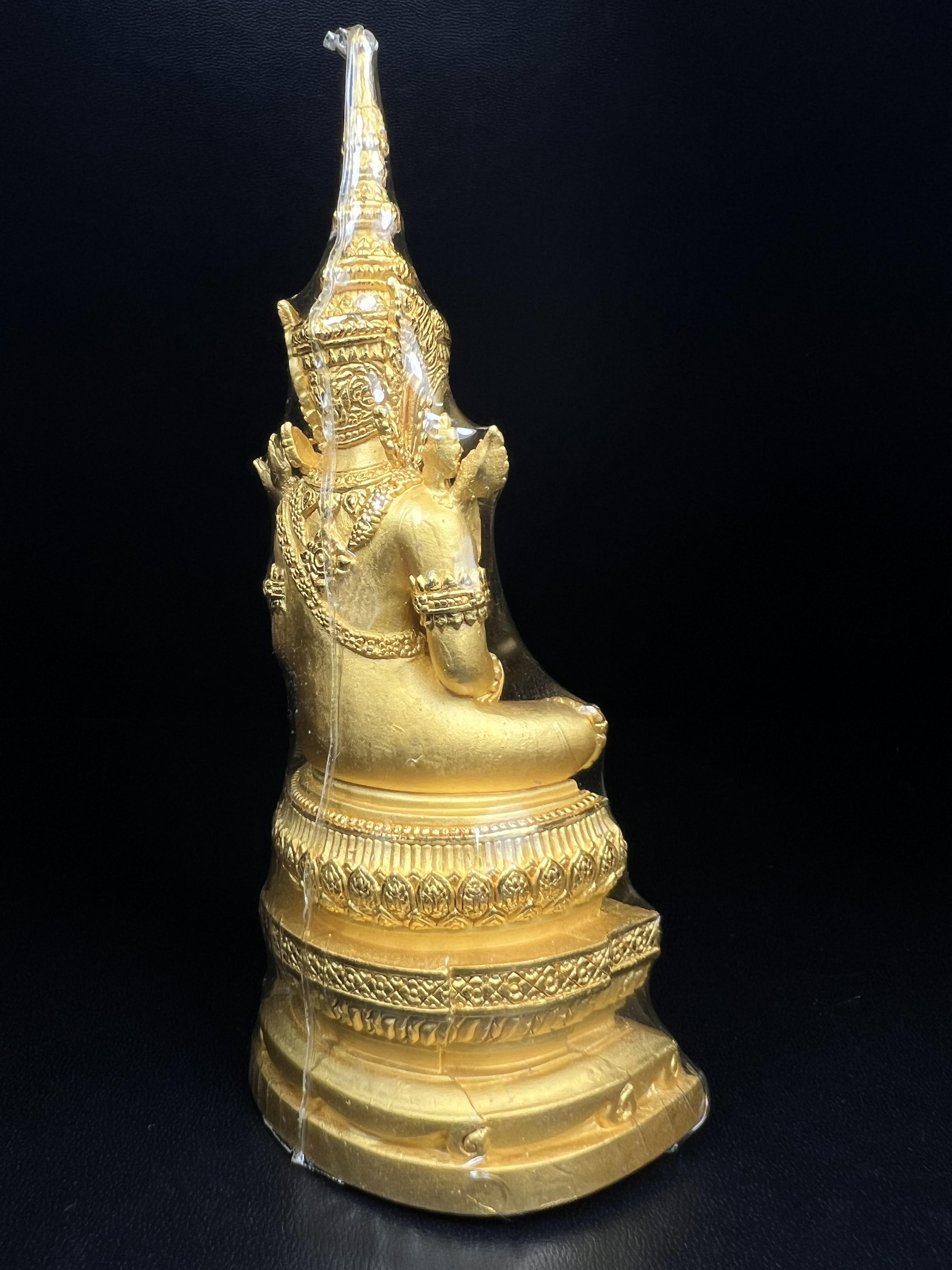 พระแก้วมรกต ภปร. ปี2547 จัดสร้างโดย โรงพยาบาลภูมิพลฯ กรมแพทย์ทหารอากาศ ขนาดบูชาหล่อลอยองค์หน้าตัก 2 นิ้ว เนื้อทองคำบริสุทธิ์ 99.99% องค์พระซีนเดิมสวยคงสภาพเดิม(สวยงามและหายากมาก)(1ใน 1000 องค์)