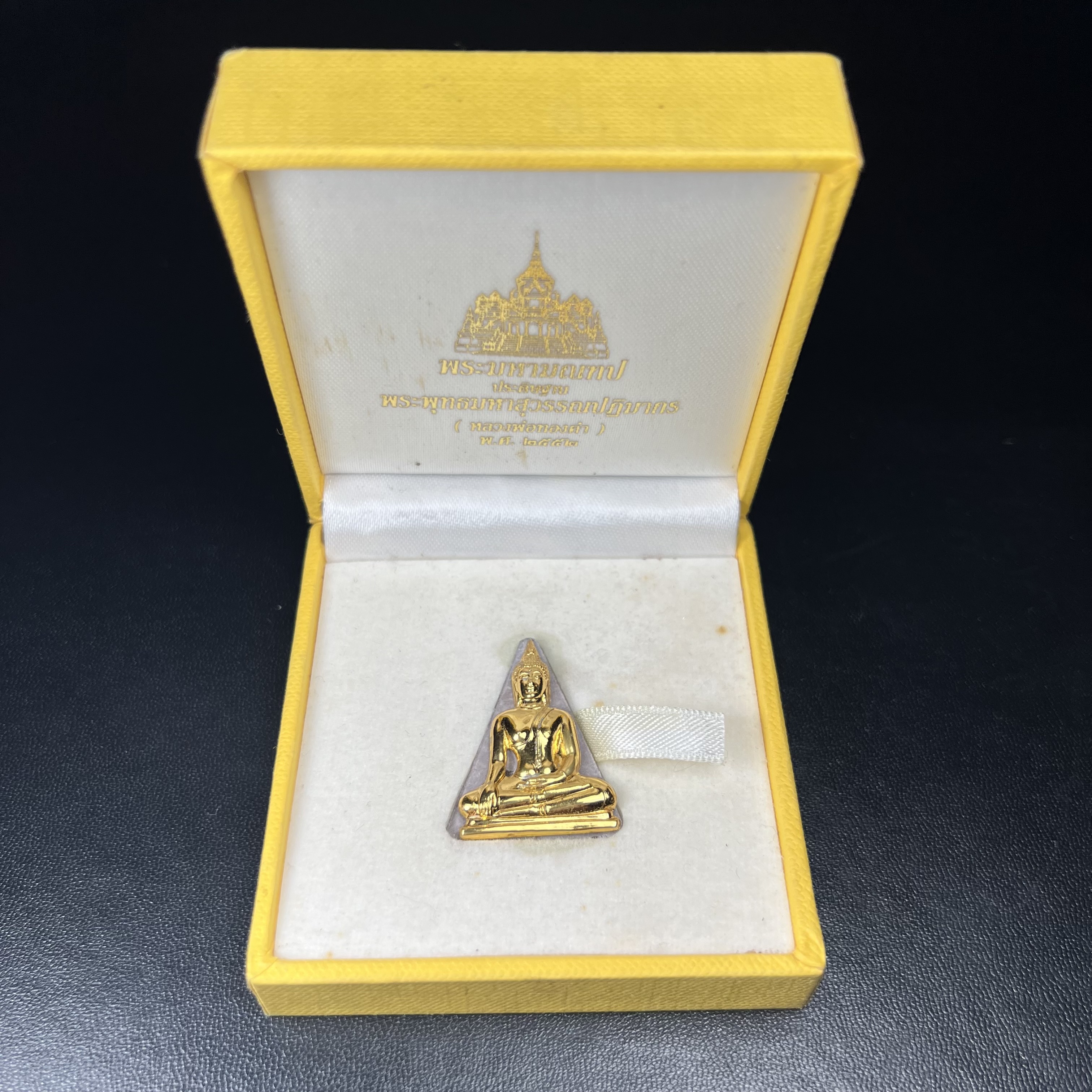 พระพุทธมหาสุวรรณปฏิมากร (หลวงพ่อทองคำ) หลังตรามหามงคลเฉลิมพระชนมพรรษา 80 พรรษา รัชกาลที่9 วัดไตรมิตรวิทยาราม กรุงเทพฯ ปี 2550 พระพิมพ์หน้าทองคำ(หายาก 1 ใน 999 องค์)