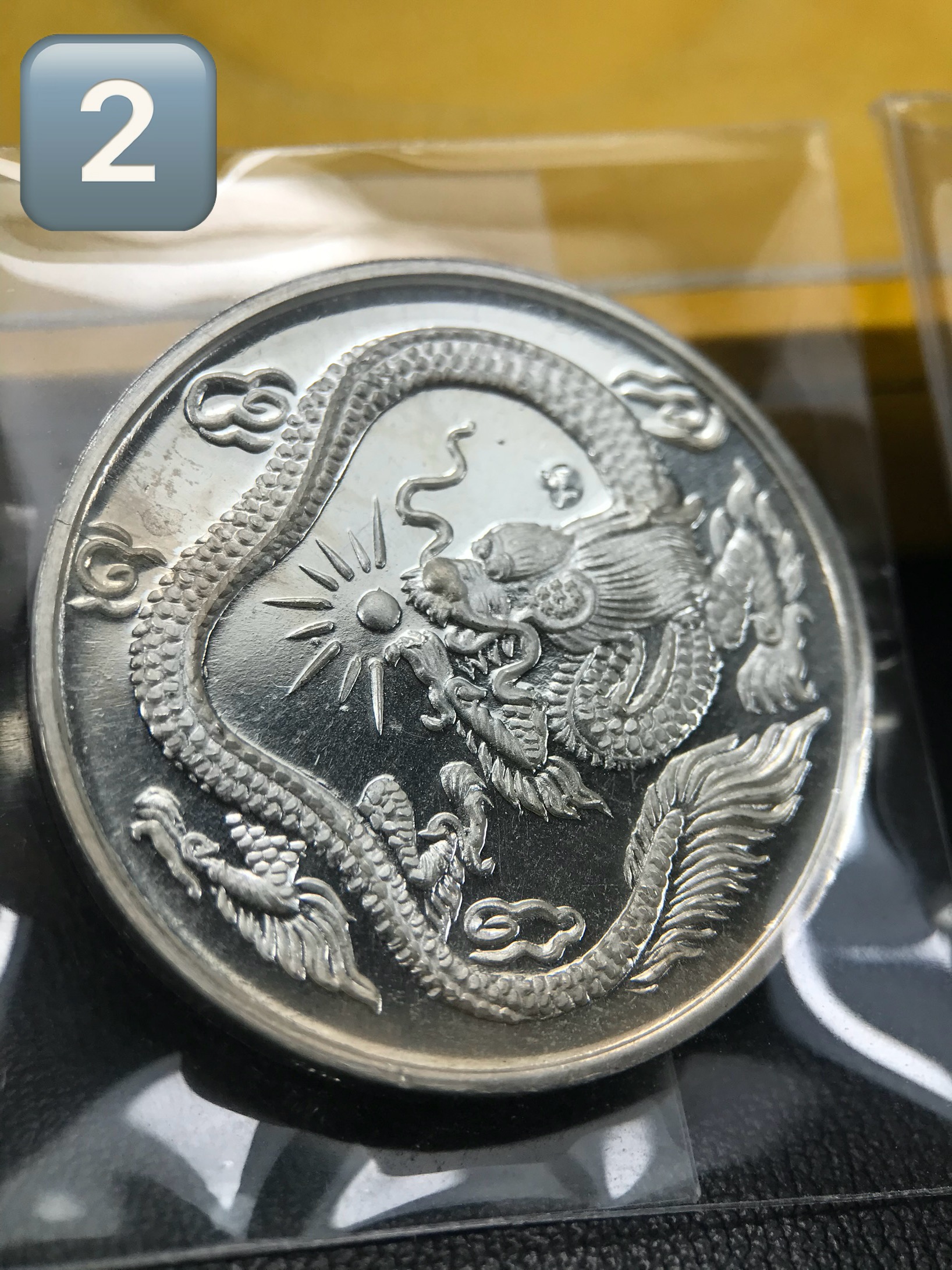 เหรียญพระโพธิสัตว์ อวโลกิเตศวร กวนอิม หลังมังกรเล่นแก้ว วัดราชบพิธสถิตมหาสีมาราม ปี 2536 เนื้อเงิน(ขัดเงาผิวกระจก) ขนาด 3 ซม. ตอกโค๊ตขอบเหรียญ ปลุกเสกพิธีใหญ่ พร้อมกล่องบรรจุเดิมครบ สภาพสวย