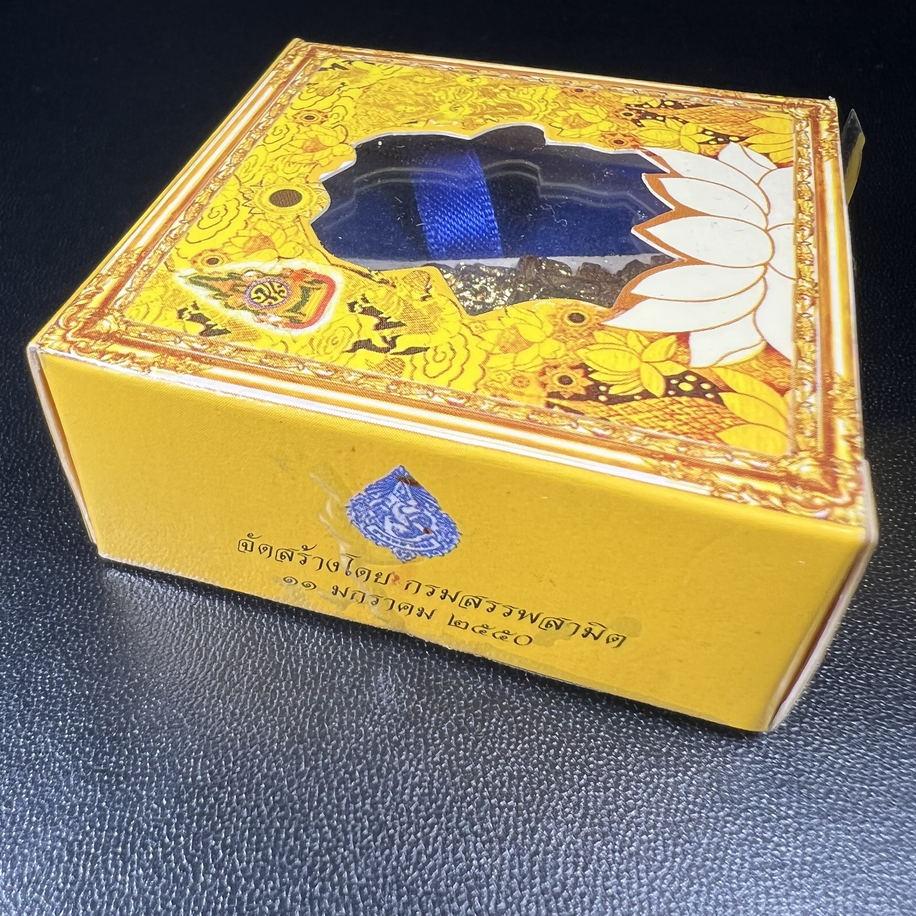 พระแก้วมรกต(จำลอง)ทรงเครื่องฤดูร้อน พระผงบูชา ด้านหน้าปิดทอง ด้านหลังตราสัญลักษณ์ฉลองสิริราชสมบัติครบ 60ปี เนื้อเงินขึ้นสีรุ้งธรรมชาติสร้างสรรค์งดงาม(รุ่นนี้ได้พระราชทานเส้นพระเจ้า(เส้นผม)รัชกาลที่9ในการจัดสร้าง)