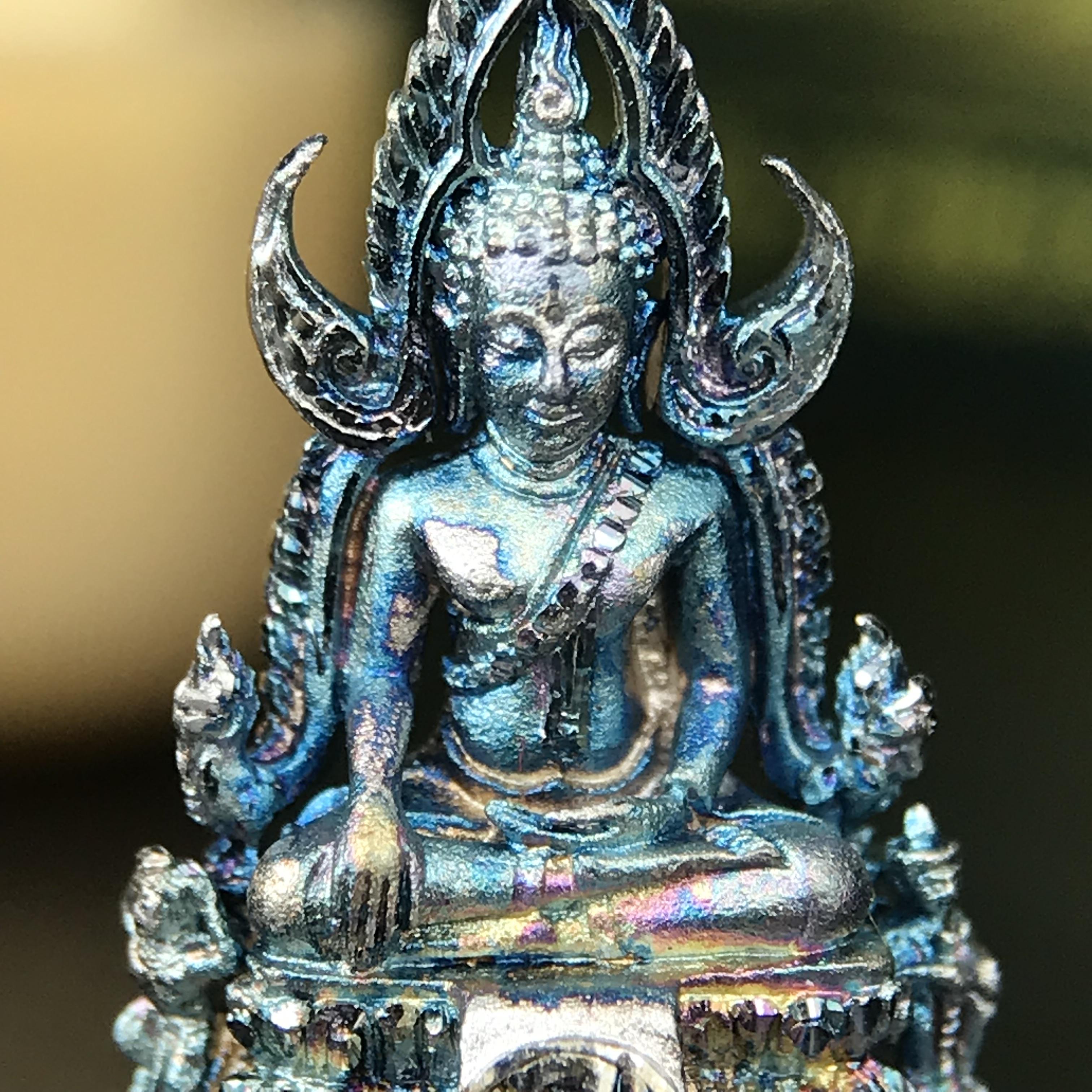 พระพุทธชินราช ภปร. 84 พรรษา ในหลวงรัชกาลที่ 9 พิมพ์เล็กขนาดหน้าตัก 1/4 นิ้ว(สูง 2.0 ซม.)เนื้อเงินชุบทองคำขาว (สภาพผิวเดิมสวย ขึ้นสีรุ้งฟ้าครามธรรมชาติสวยมาก แบบนิยม)(พระราชทานมวลสาร จิตรลดาและเส้นพระเจ้า(เส้นผม))พุทธศิลป์ทรงคุณค่าอีกหนึ่งรุ่นยอดนิยม