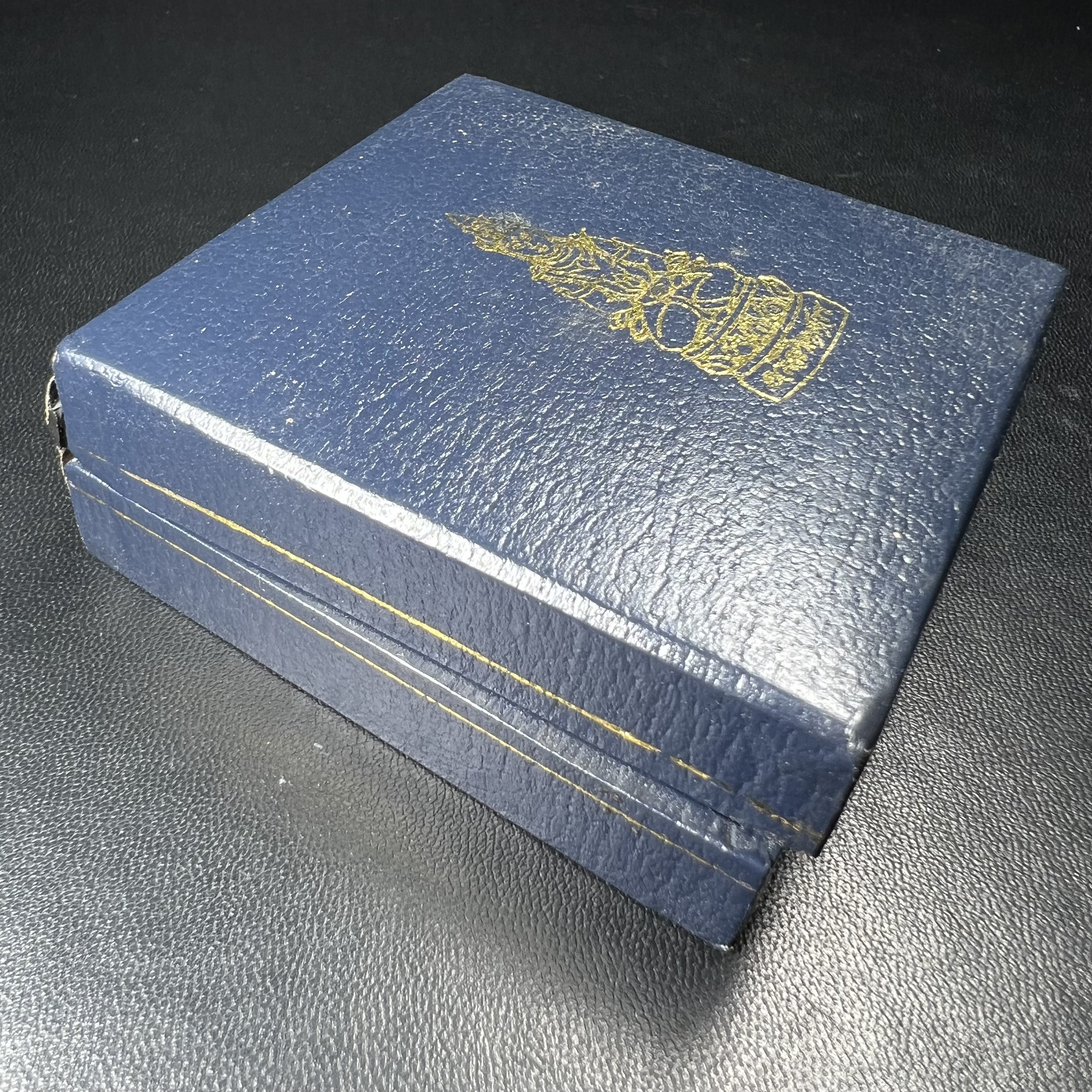 พระกริ่งอวโลกิเตศวร ( เจ้าแม่กวนอิม ) วัดโพธิ์แมนคุณาราม เนื้อเงิน พ่นทราย(ผิวเดิม ขึ้นสีรุ้งธรรมชาติ แบบนิยม เสน่ห์ของพระเนื้อเงิน) รุ่นอุดมโภคทรัพย์ พ.ศ.2539(อีกหนึ่งรุ่นยอดนิยม พุทธศิลป์สวยงดงาม)