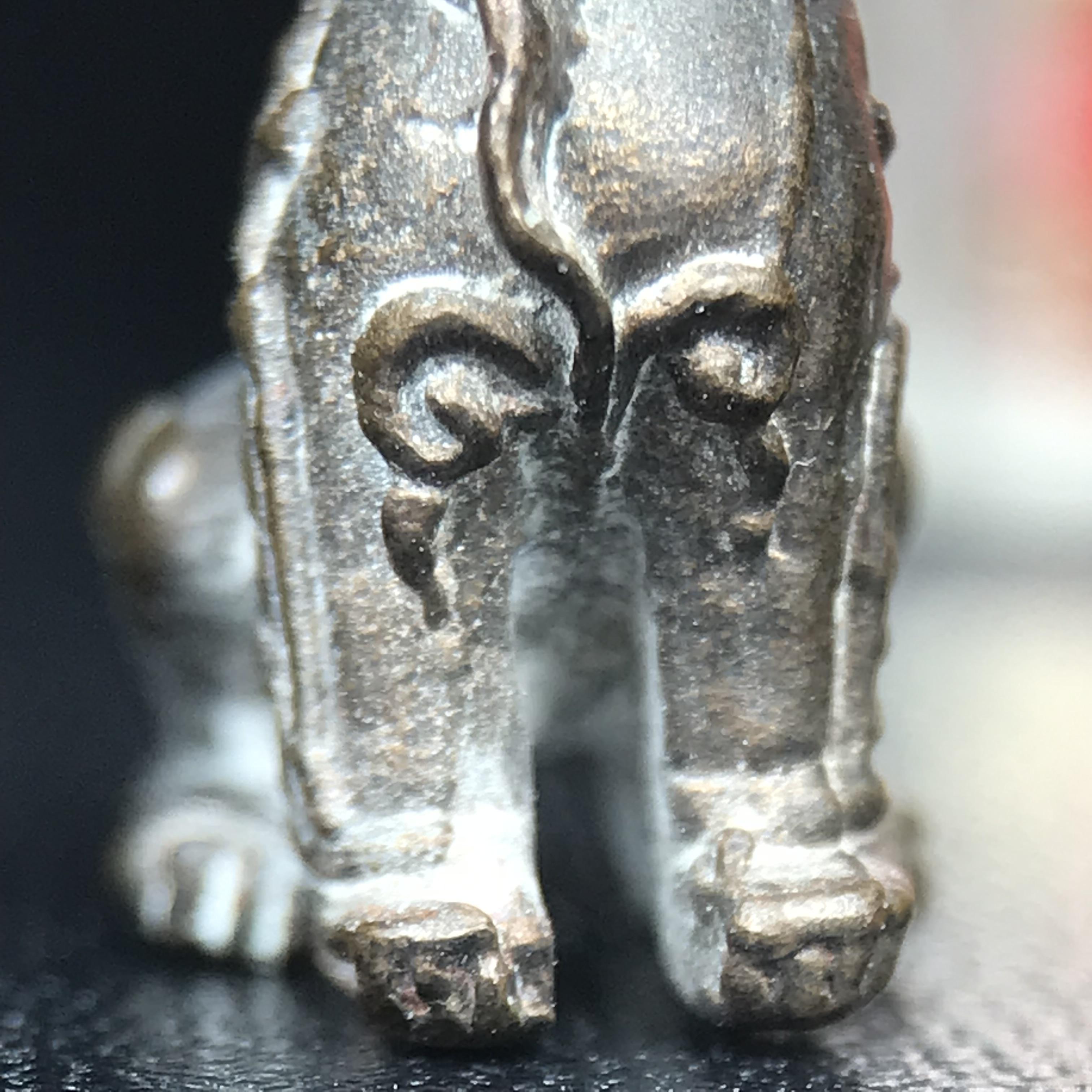 สิงห์เจ้าพ่อดำ วัดบุพพาราม จ.เชียงใหม่ ปี 2518 เนื้อนวโลหะ(ตอก 2 โค๊ต)หายาก(สภาพผิวเดิมสวยเดิมกล่องครบ) สิงห์รุ่นนี้มีพิธีดีมีเกจิอาจารย์ที่ร่วมปลุกเสกมากมาย****เครื่องราง ที่พระบาทสมเด็จพระเจ้าอยุ่รัชกาลที่ ๙ ทรงเสด็จฯประกอบพิธีด้วยพระองค์เอง