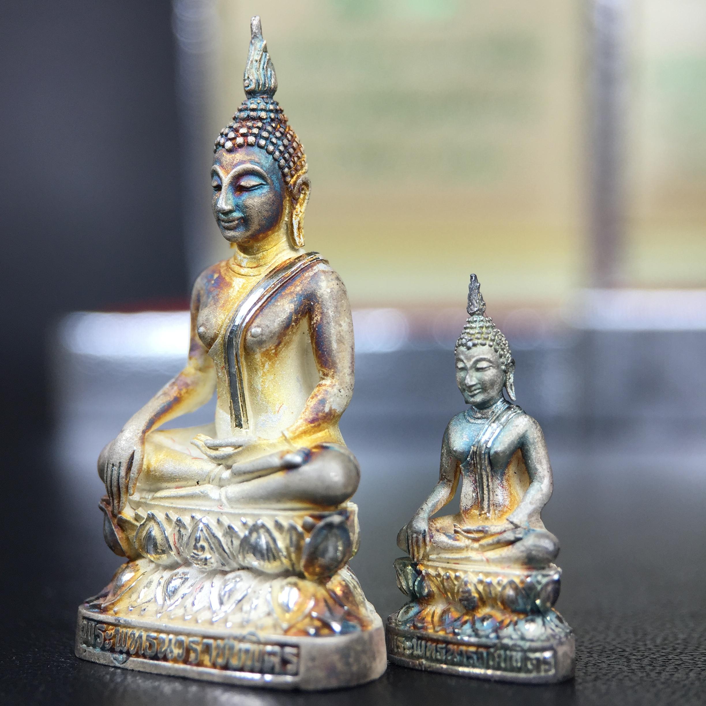 พระกริ่ง+พระชัยวัฒน์พระพุทธนวราชบพิตร ครองสิริราชสมบัติครบ 50 ปี พ.ศ.2540 เนื้อเงินผิวเดิมๆขึ้นสีรุ้งธรรมชาติแบบนิยม(หายาก)(สีสันที่ธรรมชาติสรรค์สร้าง)พร้อมกล่องบรรจุเดิมครบ(1ชุด 2 องค์)1 ใน 9500 ชุด