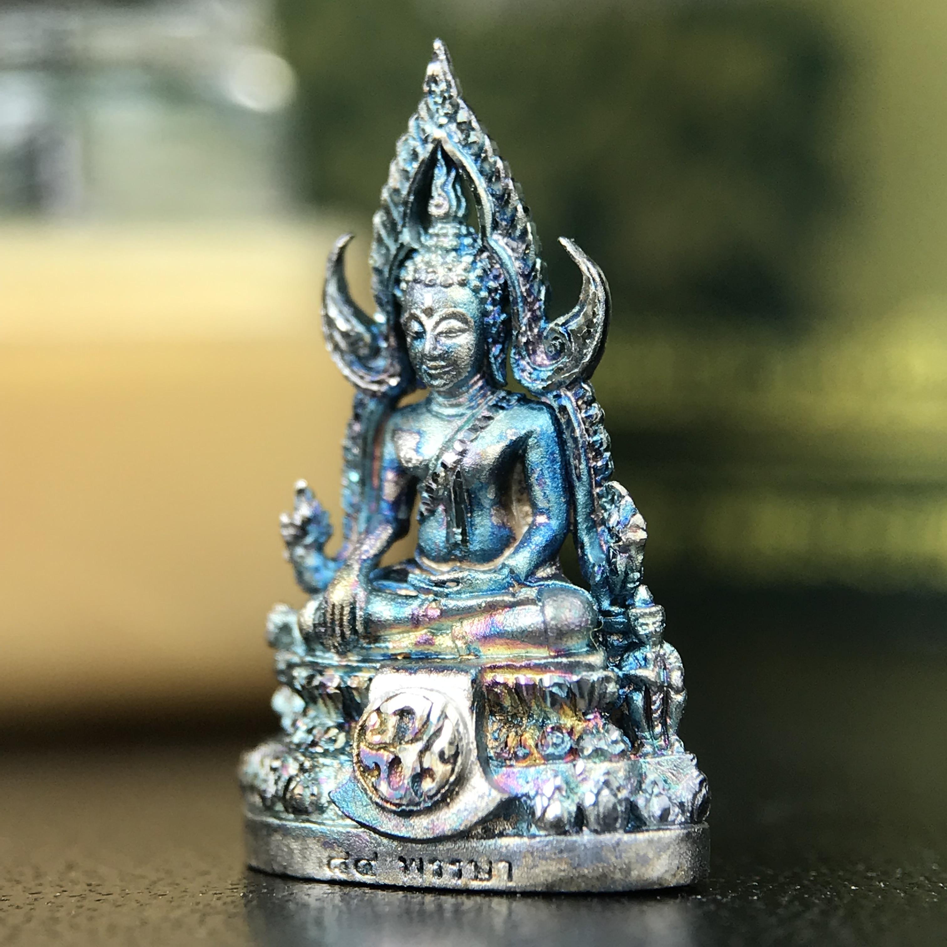 พระพุทธชินราช ภปร. 84 พรรษา ในหลวงรัชกาลที่ 9 พิมพ์เล็กขนาดหน้าตัก 1/4 นิ้ว(สูง 2.0 ซม.)เนื้อเงินชุบทองคำขาว (สภาพผิวเดิมสวย ขึ้นสีรุ้งฟ้าครามธรรมชาติสวยมาก แบบนิยม)(พระราชทานมวลสาร จิตรลดาและเส้นพระเจ้า(เส้นผม))พุทธศิลป์ทรงคุณค่าอีกหนึ่งรุ่นยอดนิยม