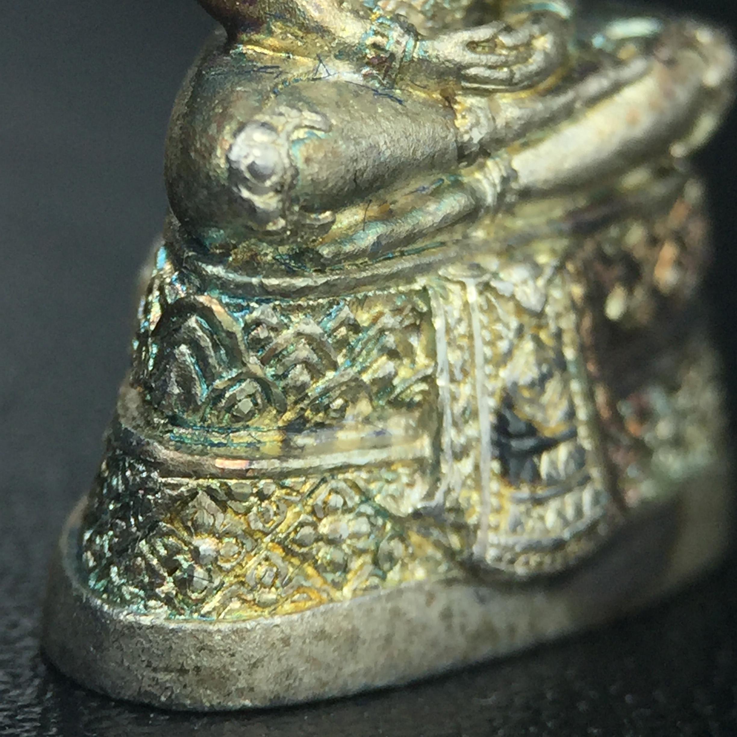 พระแก้วมรกต กรมสรรพสามิตจัดสร้างขึ้นเนื่องในโอกาสครบรอบ 64 ปีของกรมสรรพสามิต และเนื่องในวโรกาสที่พระบาทสมเด็จพระเจ้าอยู่หัวทรงครองราชย์ครบ50ปีเมื่อ พ.ศ.2539 เนื้อเงินทรายนวลขัดเงา(ผิวเดิมๆขึ้นสีรุ้งธรรมชาติสวย(สเน่ห์พระเนื้อเงินสีสันที่ธรรมชาติสรรค์สร้าง)