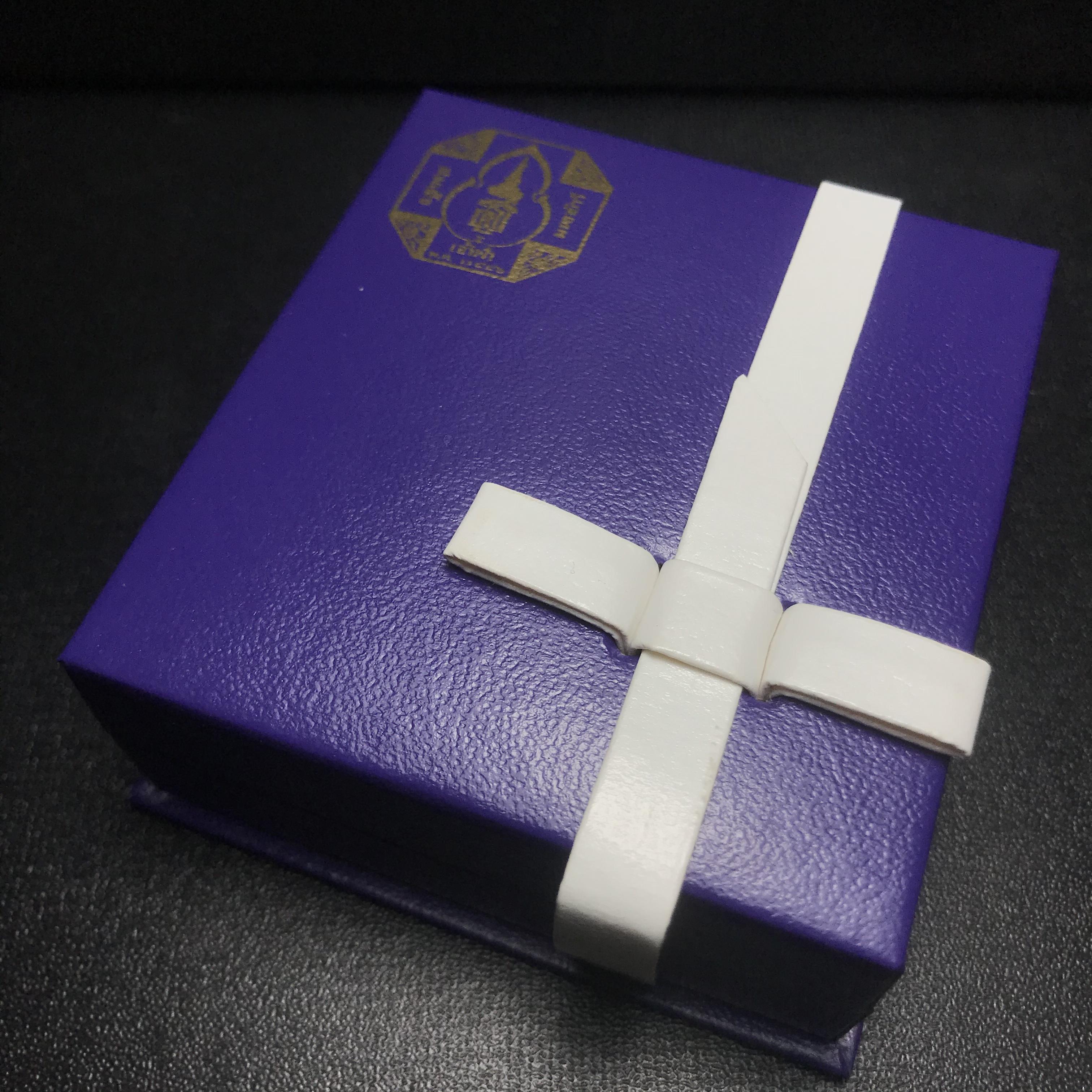 เหรียญหลวงพ่อทวด รุ่นสมเด็จเจ้าฟ้ามหาจักรี 48พรรษา โดยสภากาชาดไทย ปี2546 เนื้อเงินเดี่ยว ขนาด 2.8 ซม.พร้อมกล่องบรรจุเดิมสวยงาม