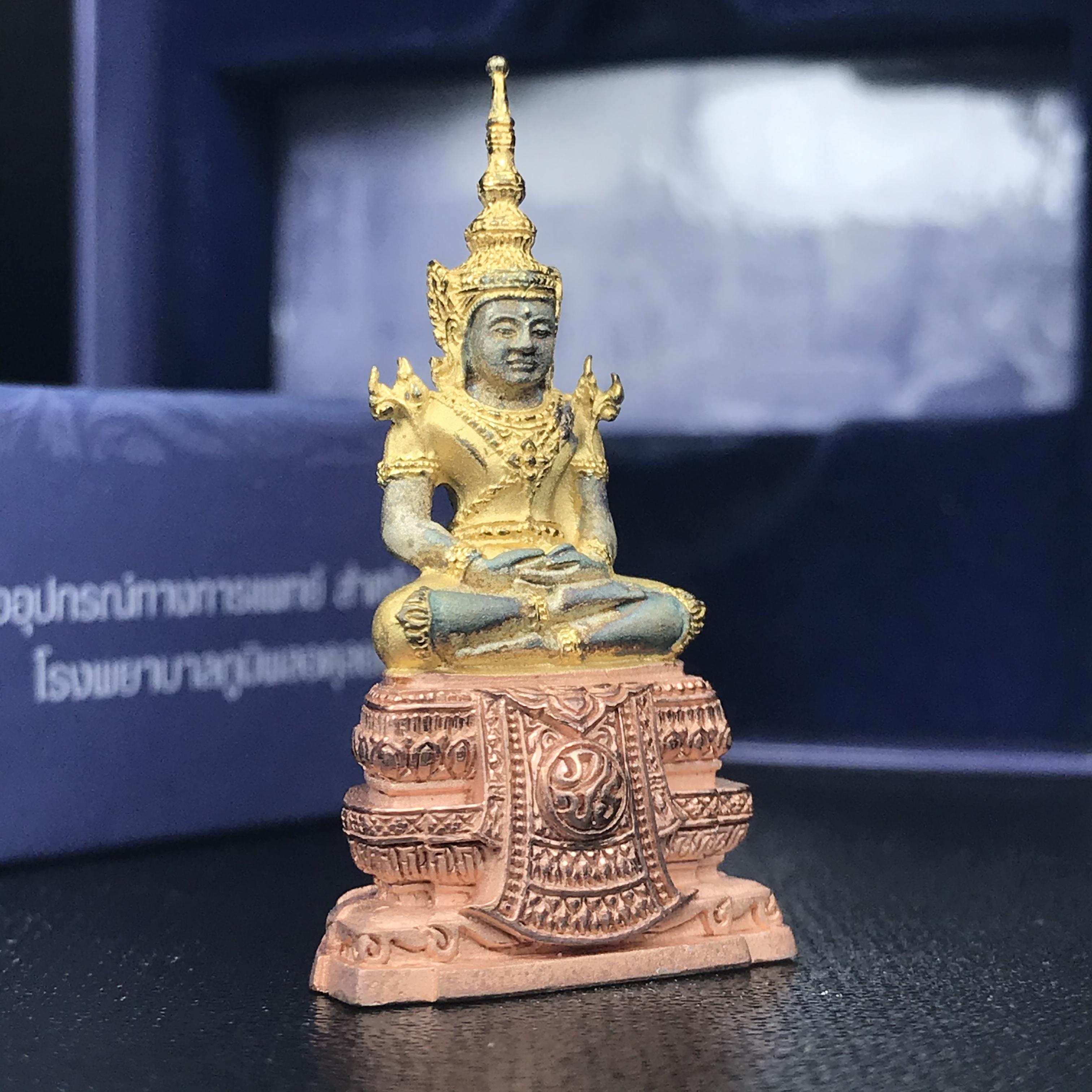 พระแก้วมรกต ภปร. ปี2547 จัดสร้างโดย รพ.ภูมิพลฯ เนื้อเงิน (3 กษัตริย์)ลอยองค์ หน้าตัก 1/2 นิ้ว (สภาพผิวเดิม ขึ้นสีรุ้งธรรมชาติ แบบนิยม) (1ใน3000องค์)