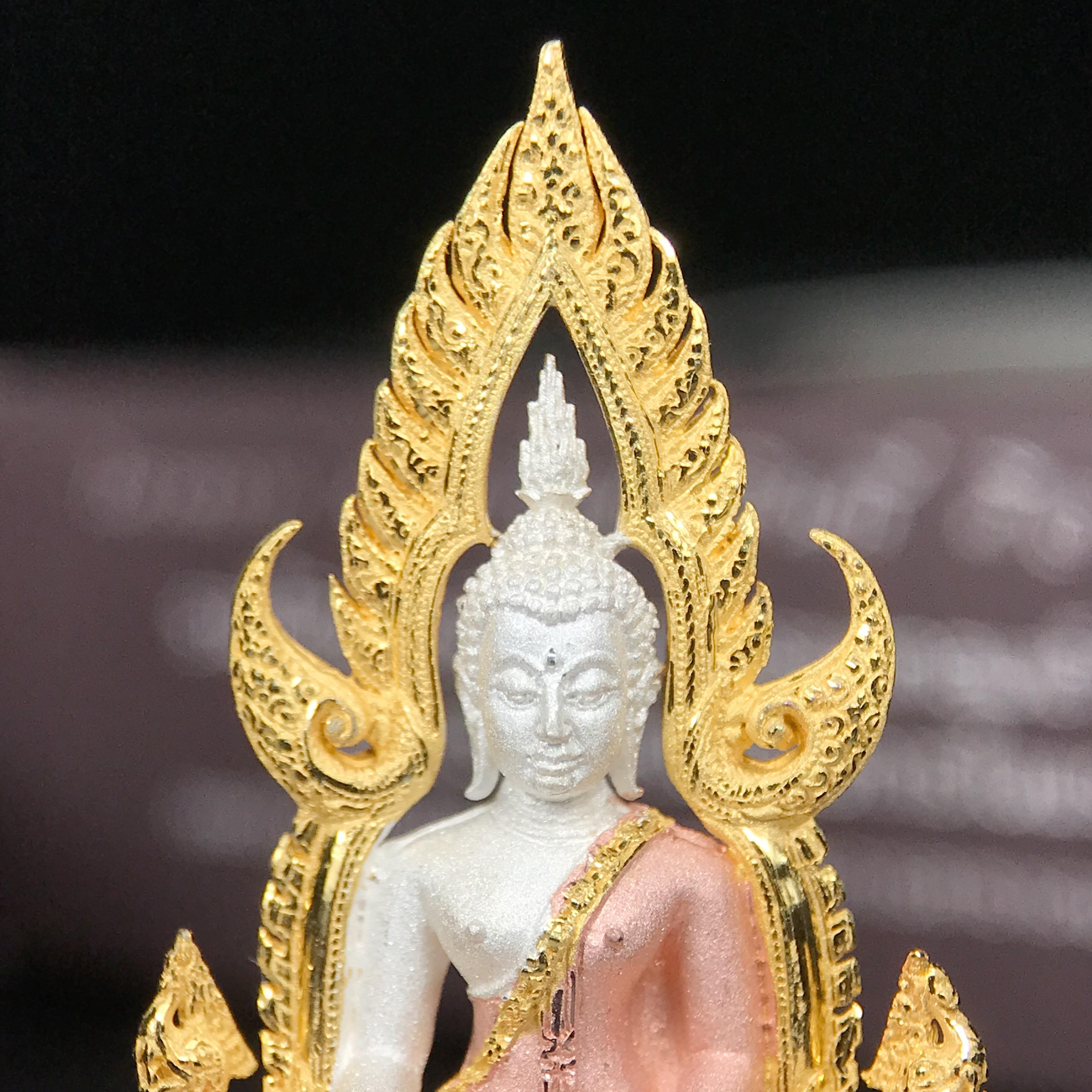 พระพุทธชินราช ภปร. โครงการ "เพราะแผ่นดินนี้ คือ แผ่นดินเกิด" ปี 2548(รุ่นแรก) ลอยองค์เนื้อเงินสามกษัตริย์ หน้าตัก 1/2 นิ้ว (ขนาด 3.5 x 2.5 ซม.) พุทธศิลป์งดงามทรงคุณค่า รุ่นยอดนิยม