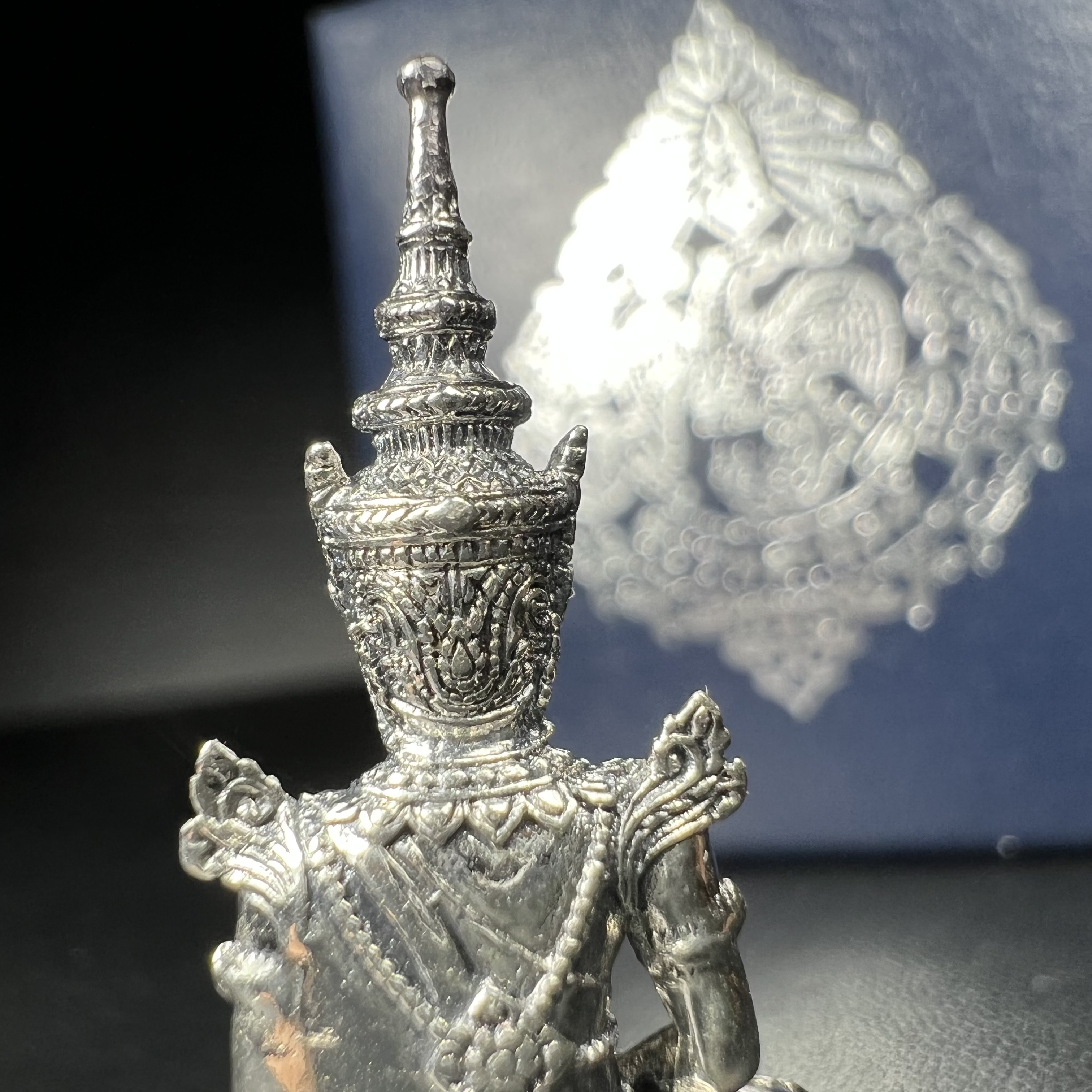 พระแก้วมรกต กรมสรรพสามิตจัดสร้างขึ้นเนื่องในโอกาสครบรอบ 64 ปีของกรมสรรพสามิต และเนื่องในวโรกาสที่พระบาทสมเด็จพระเจ้าอยู่หัวทรงครองราชย์ครบ 50 ปีในปีกาญจนาภิเษก เมื่อ พ.ศ.2539 เนื้อเงินรมดำขัดเงาพร้อมกล่องบรรจุเดิม