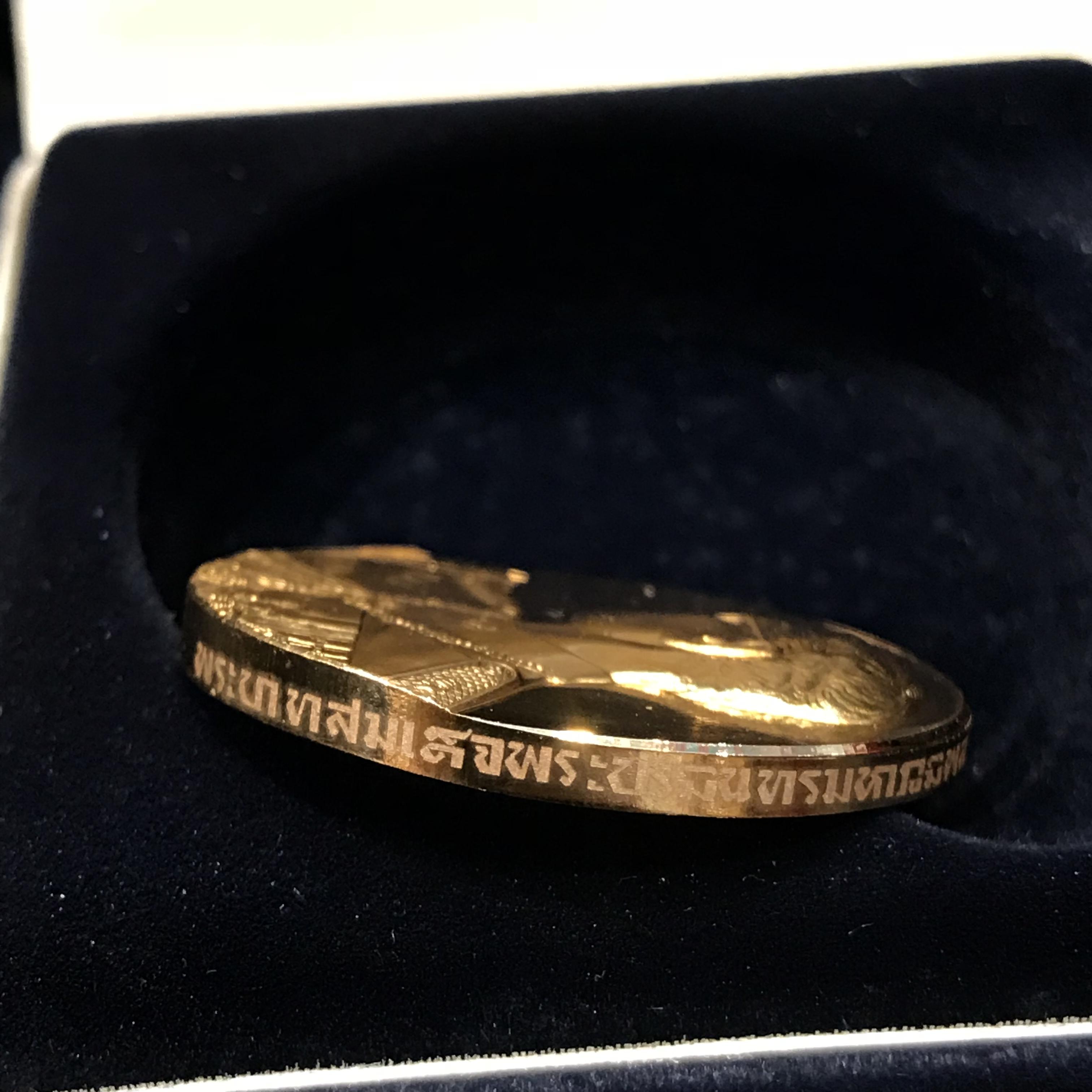 เหรียญรัชกาลที่9 ที่ระลึกสร้างพระมหาธาตุเจดีย์ภักดีประกาศ เนื้อบรอนซ์สวิส 15 กรัม(ขัดเงา)สภาพสวยมาก พร้อมกล่องเดิมๆ