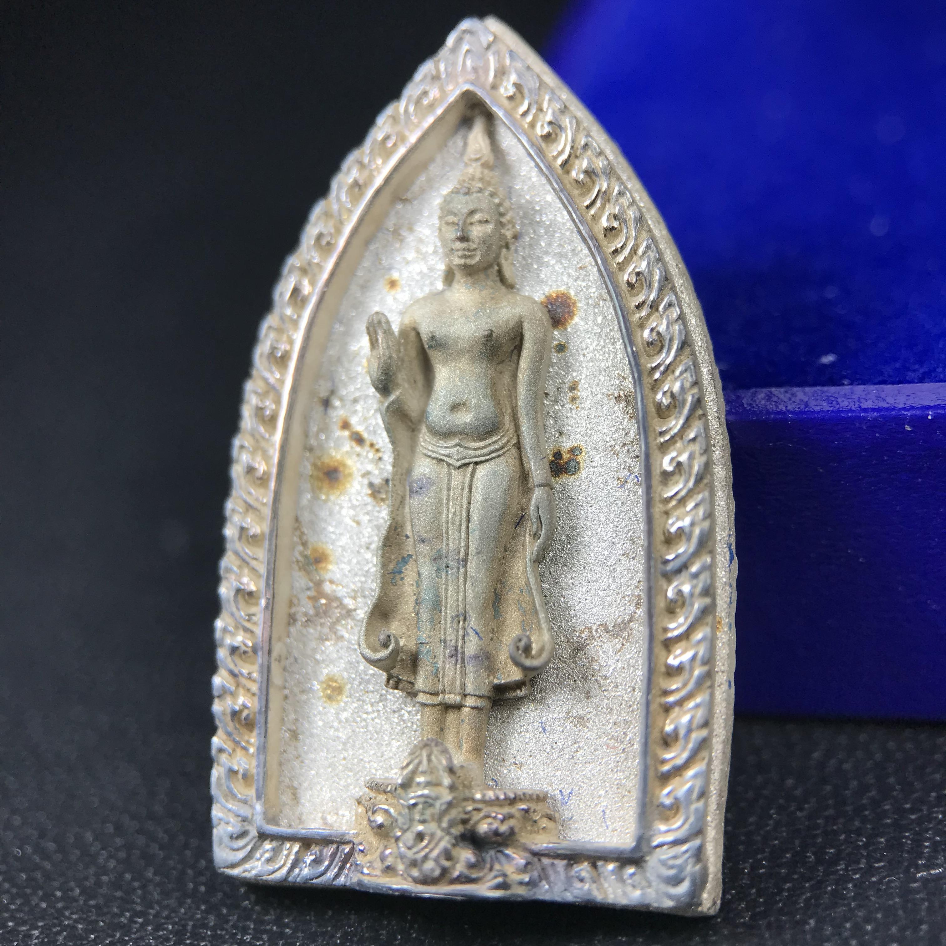 พระพุทธกาญจนพรสยามภูมิ ภปร. ปี 2539 เนื้อเงินพื้นทรายประกาย(ผิวเดิมสวย) พิมพ์ทรงใบขนุน ขนาด3.2ซม. พระพุทธรูปประจำพระชนมวาร รัชกาลที่9 ทรงโปรดเกล้าให้วิทยาลัยป้องกันราชอาณาจักร(วปอ.)สร้างในวโรกาสทรงครองสิริราชสมบัติครบ50ปี พ.ศ.2539(1ใน5000องค์)