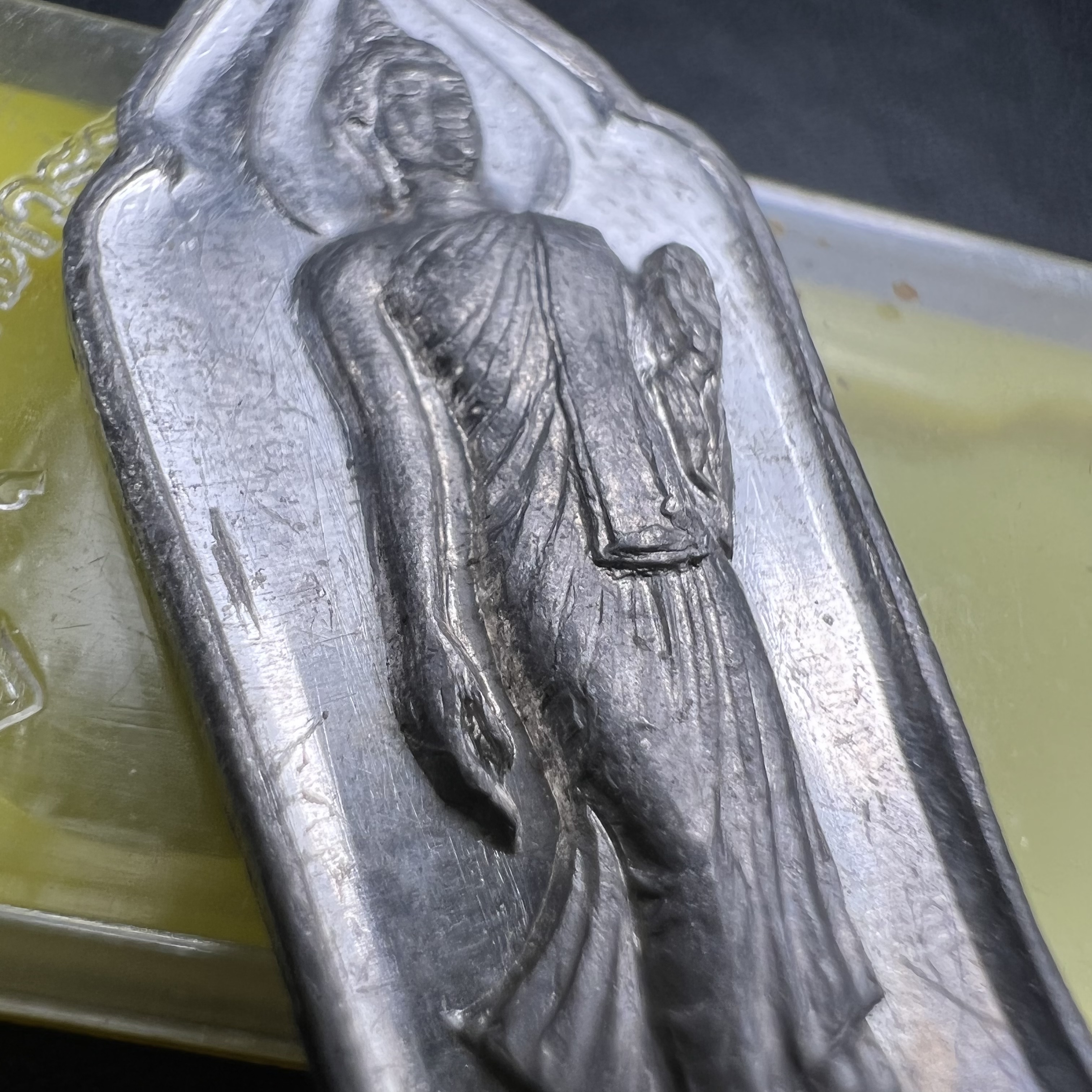 เหรียญพระลีลา 25 พุทธศตวรรษ ปี2500 เนื้อชินดีบุก(พิมพ์หางหงส์ บล็อกมีเขี้ยว)(พระดี พิธีใหญ่ ในหลวง ร.9 เสด็จร่วมพิธี)