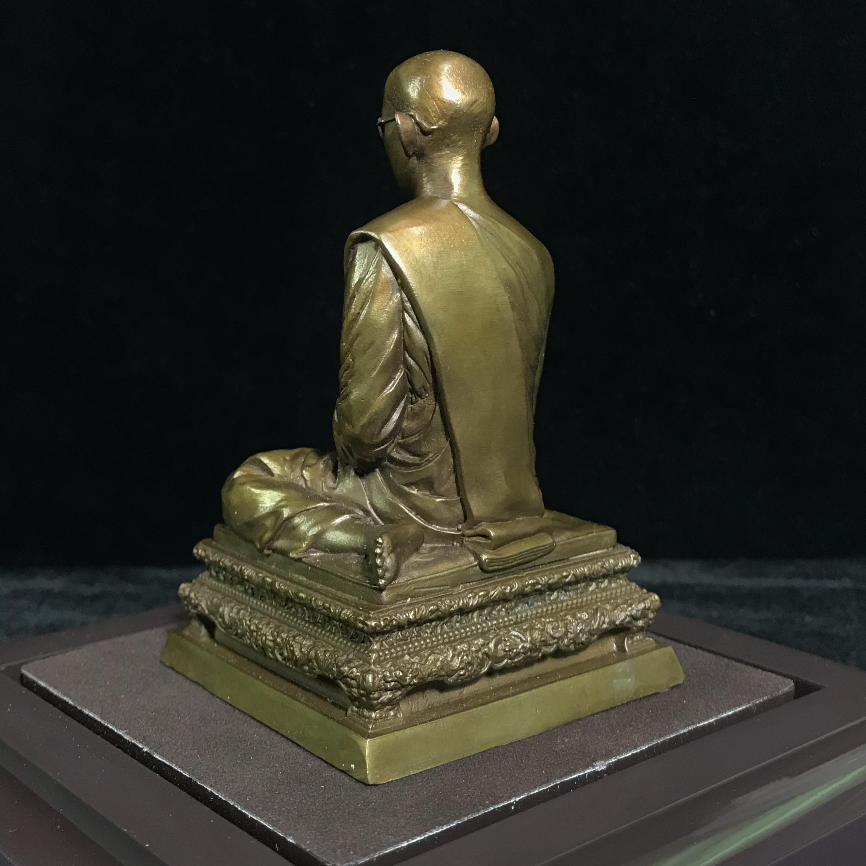 พระบรมรูปพระบาทสมเด็จพระเจ้าอยู่หัวรัชกาลที่9 ทรงผนวช(หน้าตัก2นิ้ว) เนื่องในโอกาสมหามงคลเฉลิมพระชนมพรรษา 7 รอบ 84 พรรษา 5 ธันวาคม 2554 (ใต้ฐานบรรจุผงจิตรลดามหามงคล และเส้นพระเจ้า ร.9)(คัดสภาพสวย แบบนิยม พร้อมครอบเดิม)(หายาก)