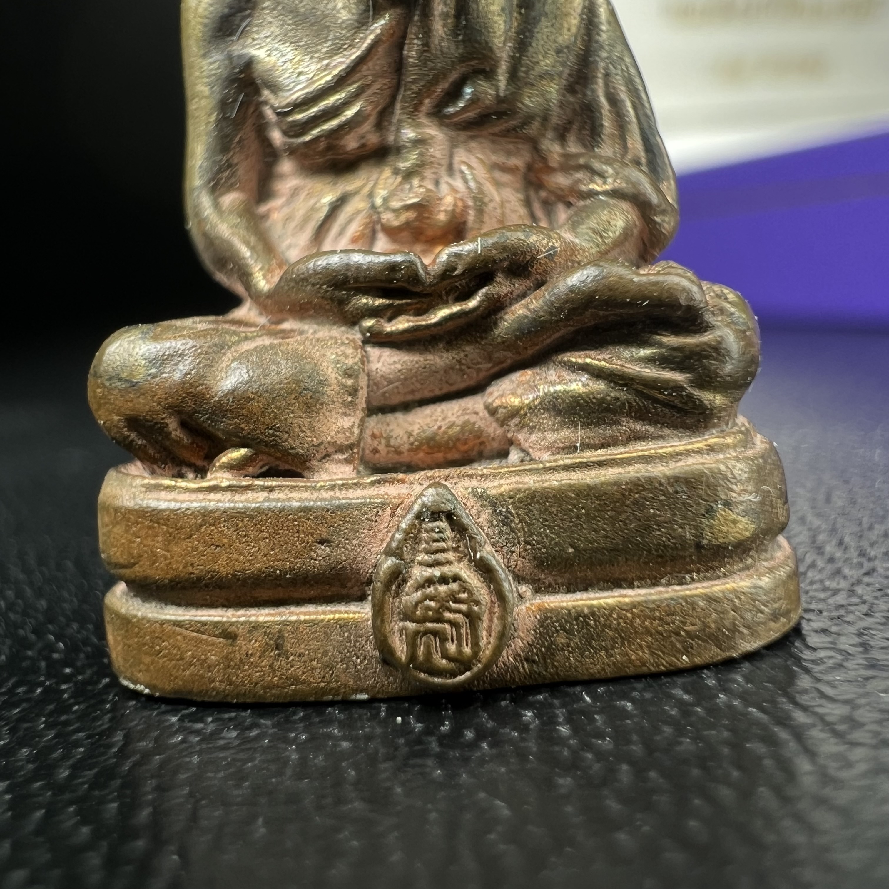 หลวงพ่อทวด สธ. รุ่นสมเด็จเจ้าฟ้ามหาจักรี 48พรรษา จัดสร้างโดยสภากาชาดไทย ปี2546 (รูปหล่อขนาดห้อยคอ) ) เนื้อนวโลหะ(ขนาดกลาง 1.5*2.2 ซม.)พุทธาภิเษก ณ วัดช้างให้ จังหวัดปัตตานี พร้อมกล่องบรรจุเดิมสวยงาม