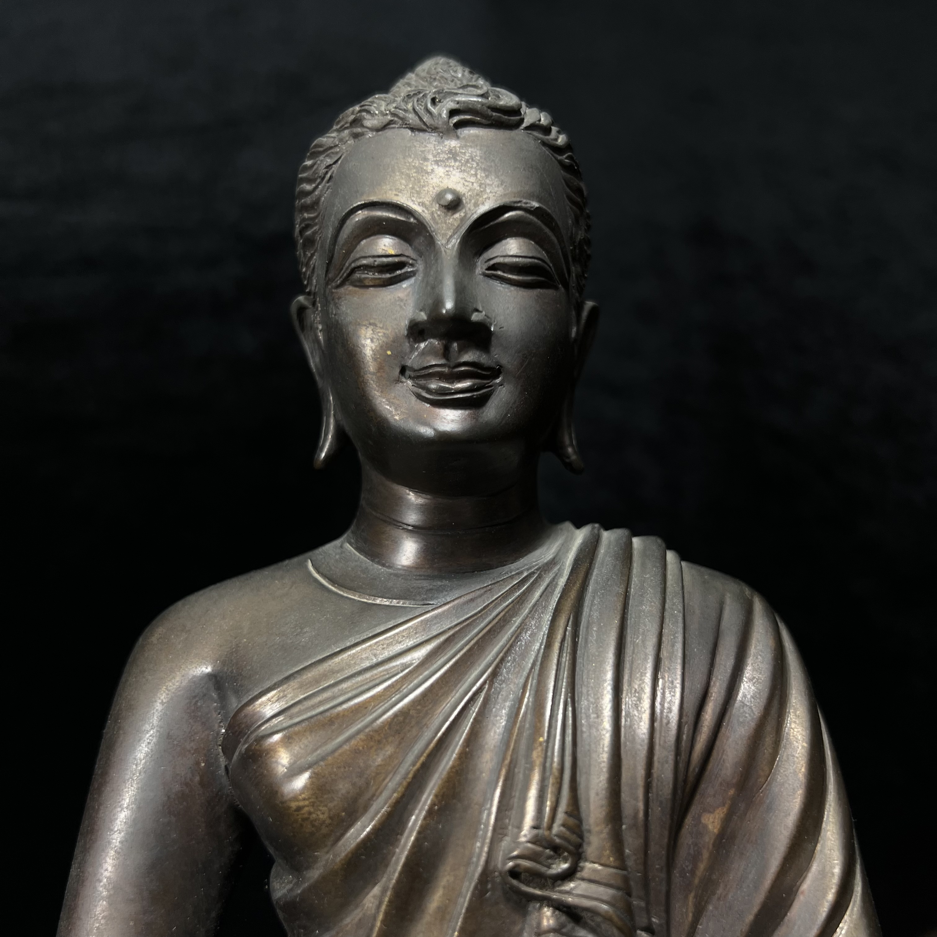 พระพุทธสิทธัตถศาสดา 100 ปี กรมบัญชีกลาง พ.ศ.2533(รุ่นแรก) เนื้อโลหะสำริด รมมันปู หน้าตัก 5.9 นิ้ว (พิธีใหญ่ ศิลป์สวย หายาก)(พระราชทานเม็ดพระธาตุ บรรจุมวลสารใต้ฐานองค์พระ)องค์หมายเลข 63(ผลรวมได้ 9 เลขมหามงคลเจริญก้าวหน้าในทุกด้าน)