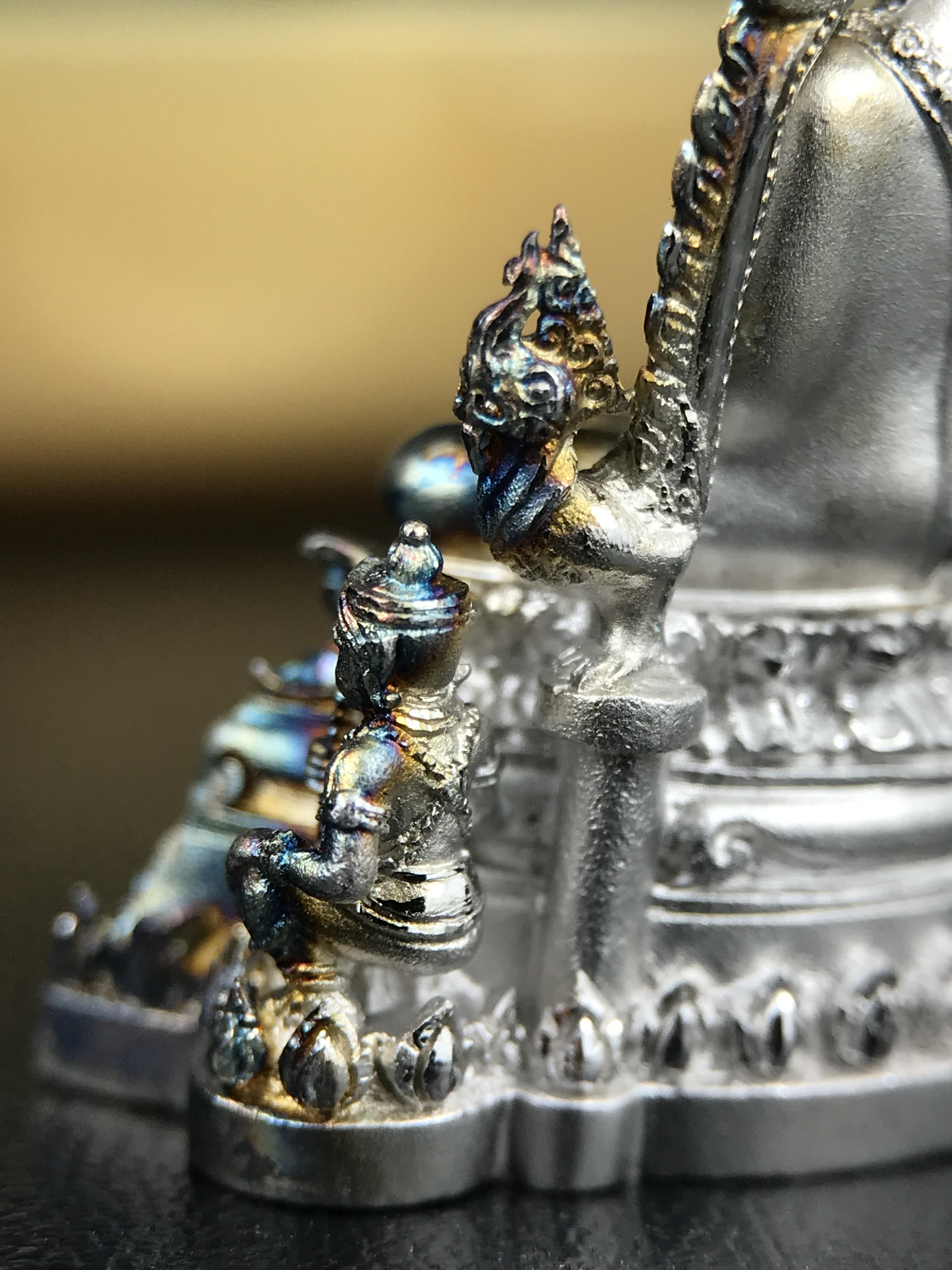 พระพุทธชินราช ภปร. 84 พรรษา ปี 2554 พิมพ์กลางขนาดหน้าตัก 1/2 นิ้ว(สูง 3.8 ซม.) เนื้อเงินชุบทองคำขาว(สภาพผิวเดิมสวย ขึ้นสีรุ้งธรรมชาติ แบบนิยม สวยมาก) (พระราชทานมวลสาร จิตรลดาและเส้นพระเจ้า(เส้นผม)รัชกาลที่9)พุทธศิลป์ทรงคุณค่าอีกหนึ่งรุ่นยอดนิยม