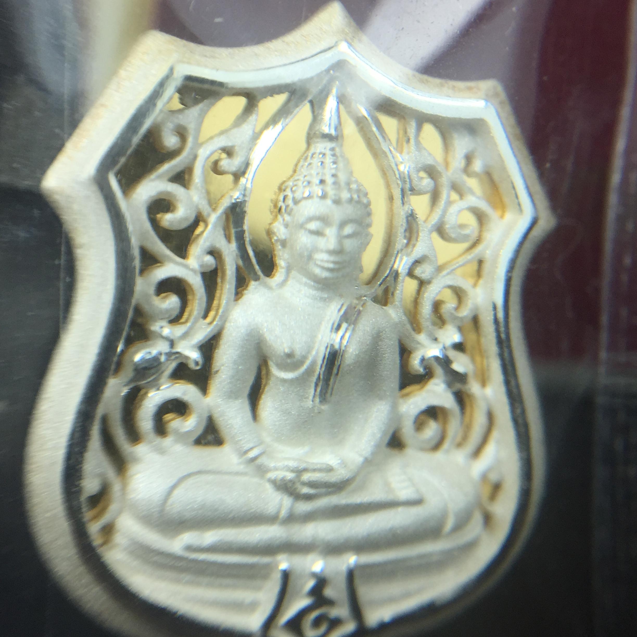 เหรียญหล่อฉลุลายพระพุทธโสธรทรงอาร์มลายกนก เนื้อเงินบริสุทธิ์พ่นทรายนวลขัดเงา(แผ่นกลางทองคำ) พิมพ์เล็ก สูง 2.1 ซม. รุ่น "ทูลเกล้ามหามงคล" ปี 2544(สภาพคัดสวยซีนซองเดิมกล่องบรรจุเดิมครบสมบูรณ์)