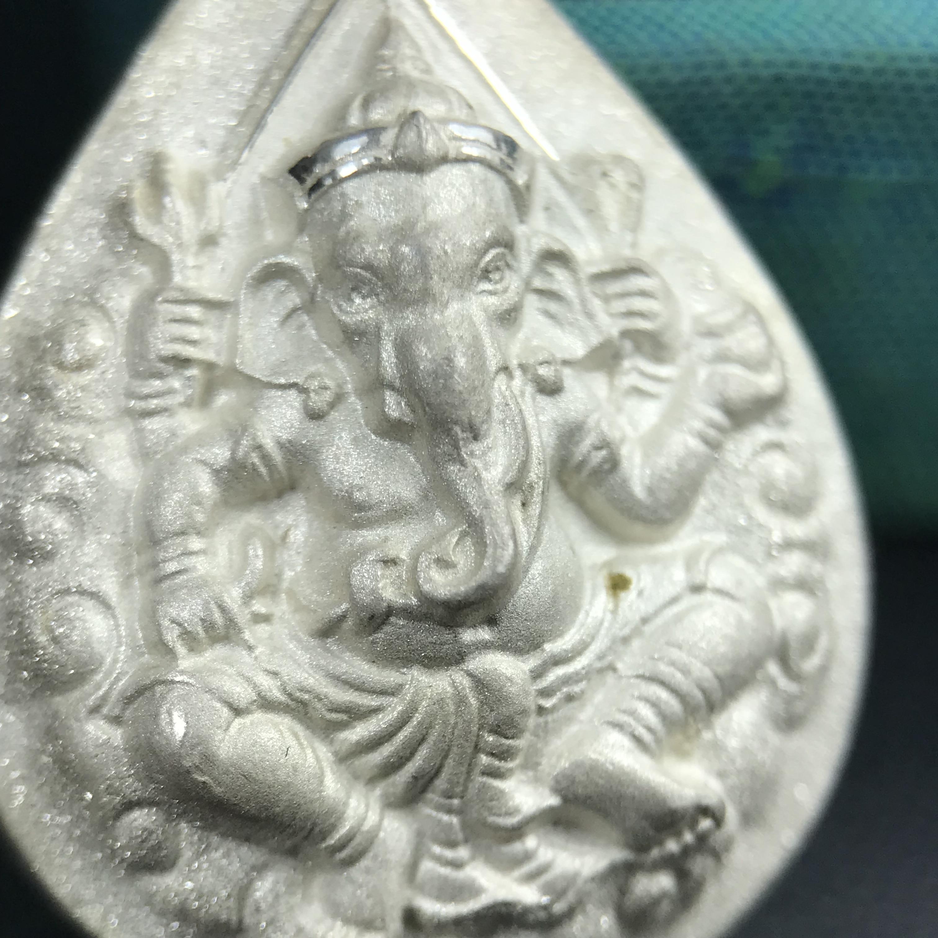 เหรียญพระพิฆเนศวร ญสส. ชุดกาญจนาภิเษกครองราชย์ 50 ปี พุทธศักราช 2538 พิมพ์ใหญ่(2.9 ซม.) เนื้อเงิน(พ่นทรายและขัดเงาบางส่วน) สภาพสวยเดิมพร้อมกล่องบรรจุเดิม ตอกโค๊ดหมายเลขกำกับ(1ใน 5539องค์)