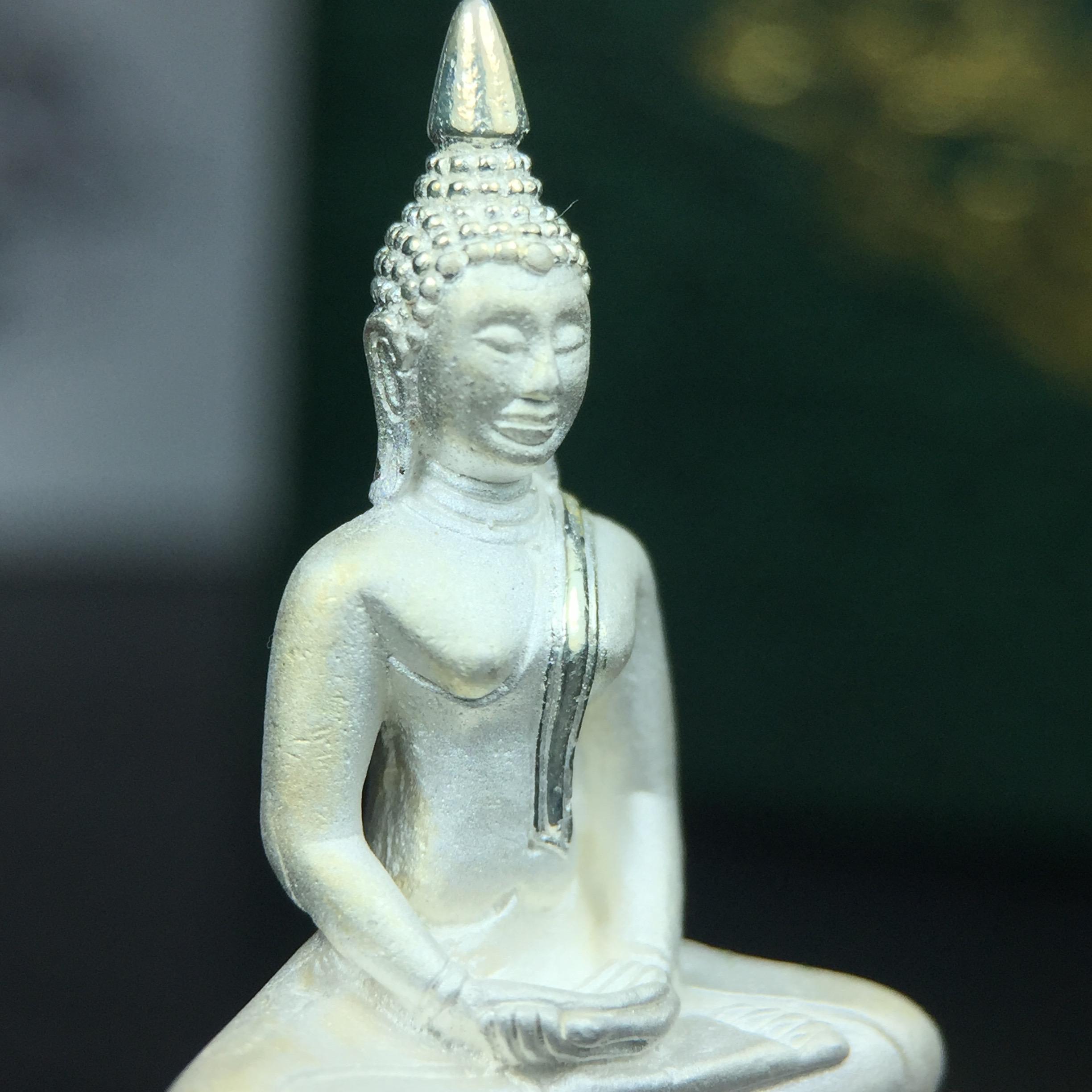 พระพุทธโสธร ภปร. รุ่นย้อนยุค สร้างพระอุโบสถ สมาคมชาวฉะเชิงเทรา จัดสร้าง ปี 2539 วโรกาสครองสิริราชสมบัติครบ 50 ปี เนื้อเงินทรายนวลขัดเงาบางส่วน พร้อมกล่องบรรจุและใบรับรองเดิม