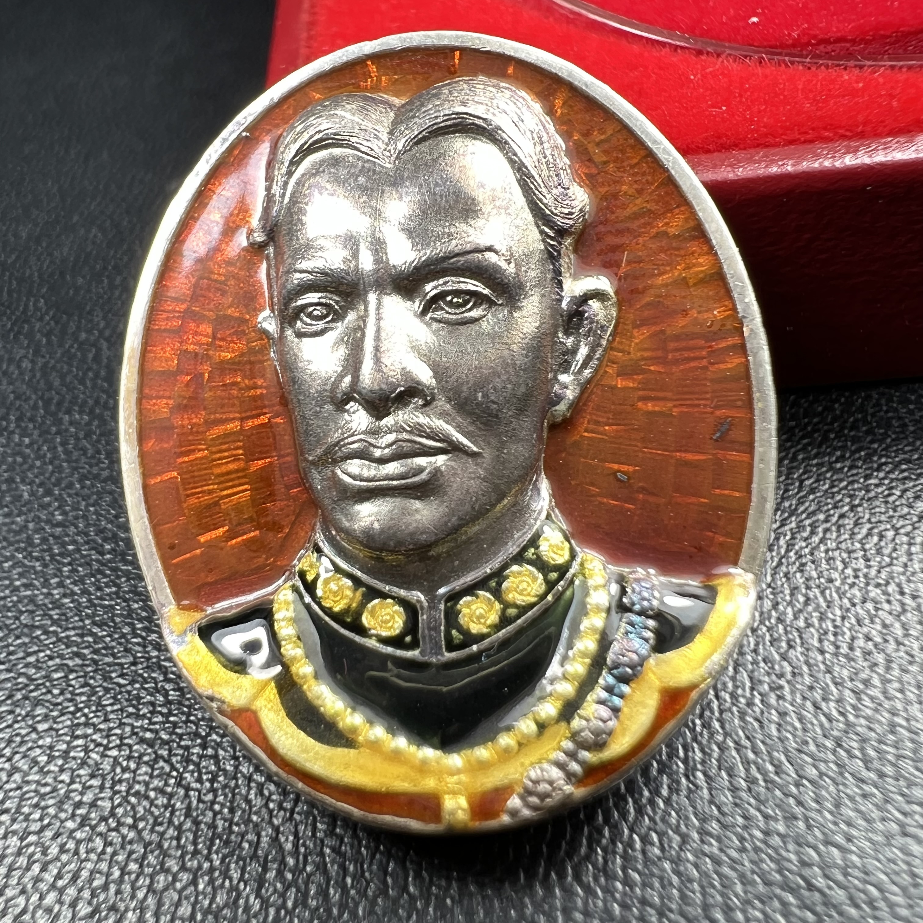 เหรียญพระบรมรูปเหมือนสมเด็จพระเจ้าตากสินมหาราช รุ่นโชคมงคล ปี 2545 เนื้อเงินลงยา พิธีเทวาภิเษก ณ อนุสาวรีย์ วัดพิชัยสงคราม ณ พระวิหารสมเด็จพระเจ้าตากสินมหาราช วัดอินทาราม ธนบุรี พิธีบวงสรวงขอบารมี ณ อนุสาวรีย์พระเจ้ากรุงธนบุรี วงเวียนใหญ่(พิธีใหญ่สภาพสวย)