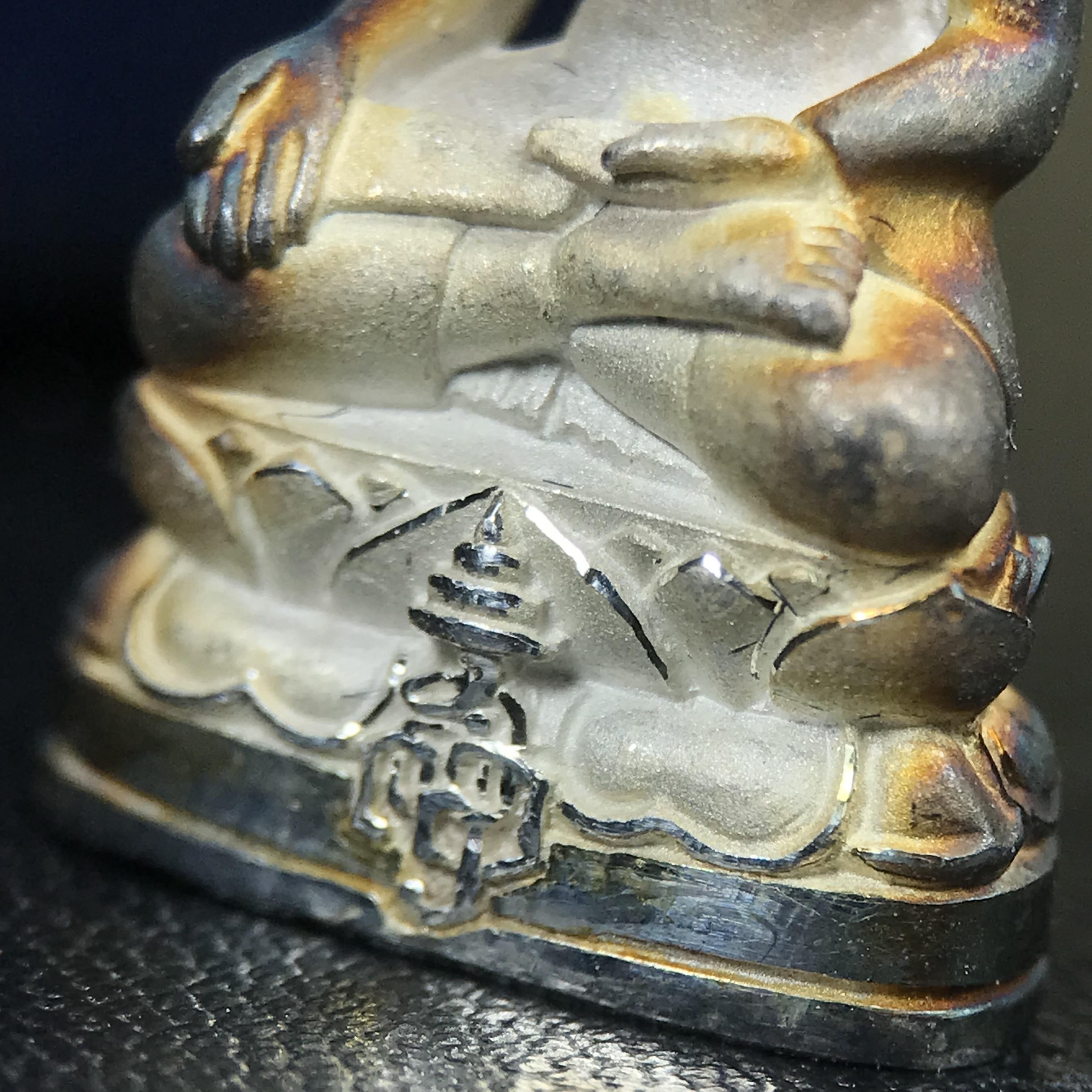 พระกริ่งไพรีพินาศ ญสส.มูลนิธิพิทักษ์ดวงตาประชาชน ฉลองศิริราชสมบัติครองราชย์ 50 ปี รัชกาลที่ 9 เนื้อเงินบริสุทธิ์ 99.9% (เนื้อเงินผิวเดิมติดรุ้งๆสวยเดิม)ขนาดสูง 2.8 ซม. พร้อมกล่องบรรจุเดิมและการ์ดใบรับรองเดิมครบสมบูรณ์(องค์หมายเลข ๒๓๒๗)