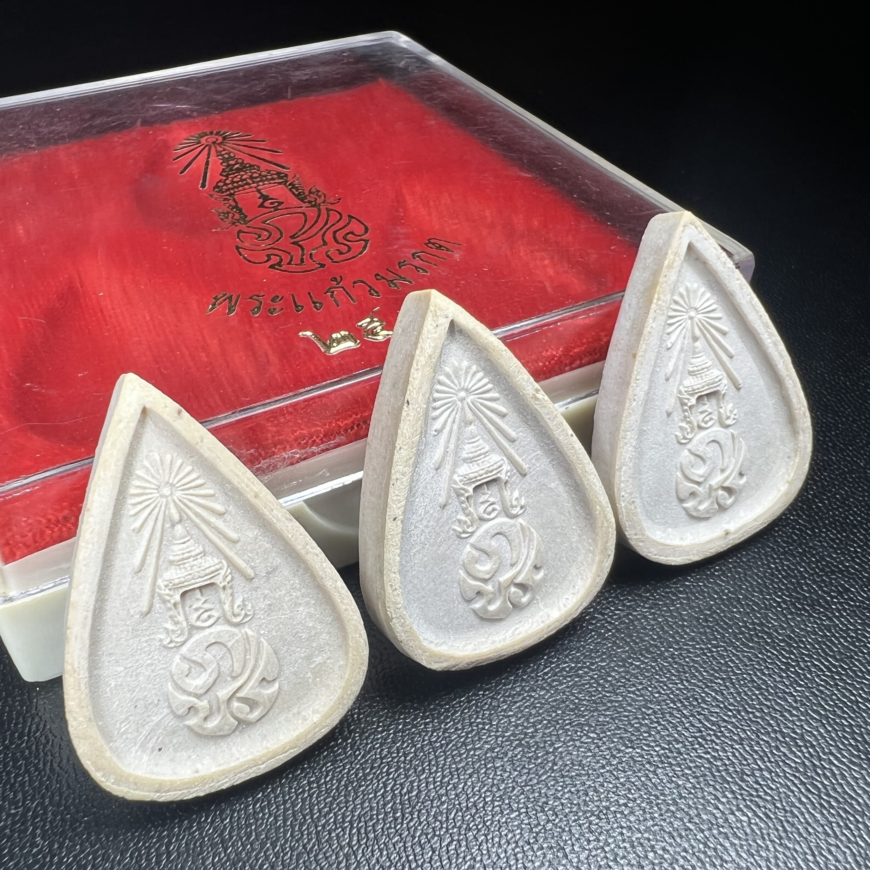 พระแก้วมรกต หลัง ภปร. เนื้อผง ปี2530 พระดี พิธีใหญ่ ประกอบพิธีพุทธาภิเษกพร้อมกับพิธีพระกริ่งปวเรศ ปี2530 วัดบวรนิเวศและวัดพระแก้ว(ครบชุดสามฤดูกล่องเดิมครบ)หายาก