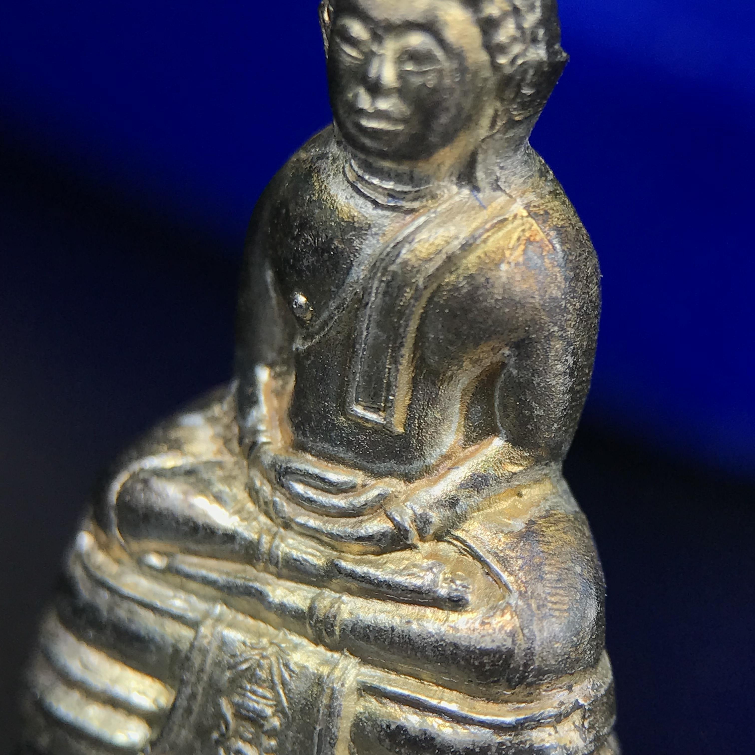 พระกริ่งหลวงพ่อโสธร ภปร. รุ่นกาญจนาภิเษก จัดสร้างในมงคลวโรกาสที่พระบาทสมเด็จพระเจ้าอยู่หัวรัชกาลที่9 เสด็จเถลิงถวัลย์สิริราชสมบัติ ครบ 50 ปี ในพุทธศักราช 2539 เนื้อเงิน(ผิวเดิมสวย)(พิธีใหญ่เข้มขลัง)1 ใน 9950 องค์