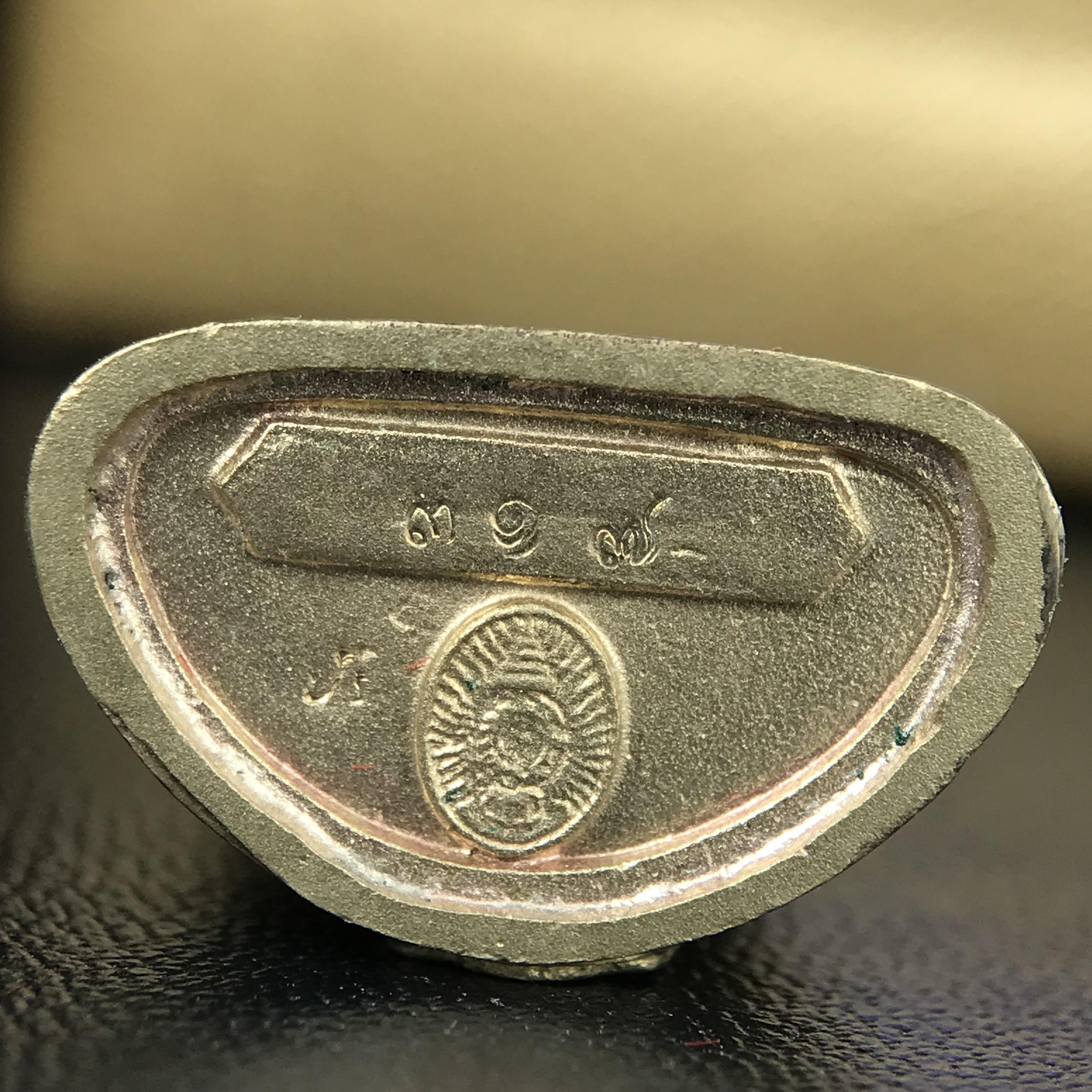 พระกริ่งพระพุทธนวราชบพิตร ตรากาญจนาภิเษกครองสิริราชสมบัติครบ 50 ปี รัชกาลที่ 9 ปี 2540 เนื้อทอง93(หายากพบเจอน้อยมาก) ขนาดสูง 3.2 ซม. พุทธศิลป์สวยงดงามและพิธีใหญ่วัดพระแก้ว(พุทธนวราชบพิตร นิมิตรหมายแห่งความสามัคคี ด้วยไมตรีแห่งองค์พระภูมิพล)