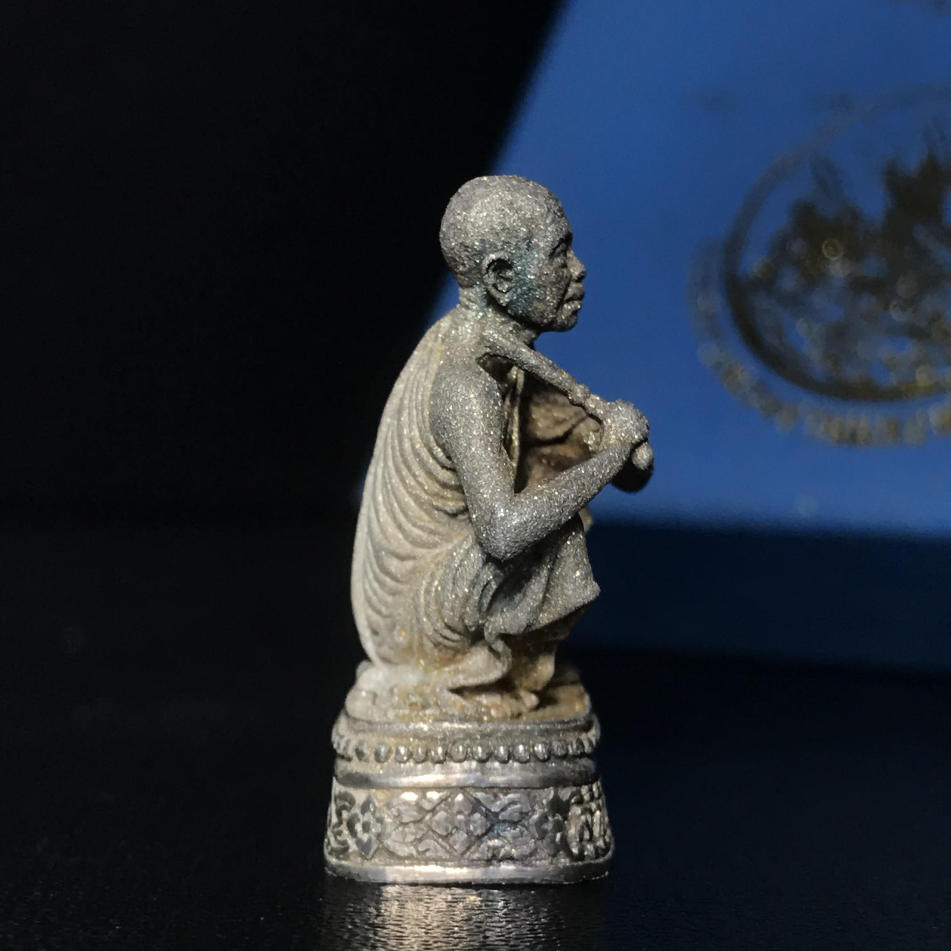 รูปหล่อหลวงพ่อคูณ รุ่นลาภ ยศ ทวีคูณ ปี2538 เนื้อเงินพ่นทรายประกายเพชร พร้อมกล่องบรรจุเดิมครบ(สภาพผิวเดิม นิยม)