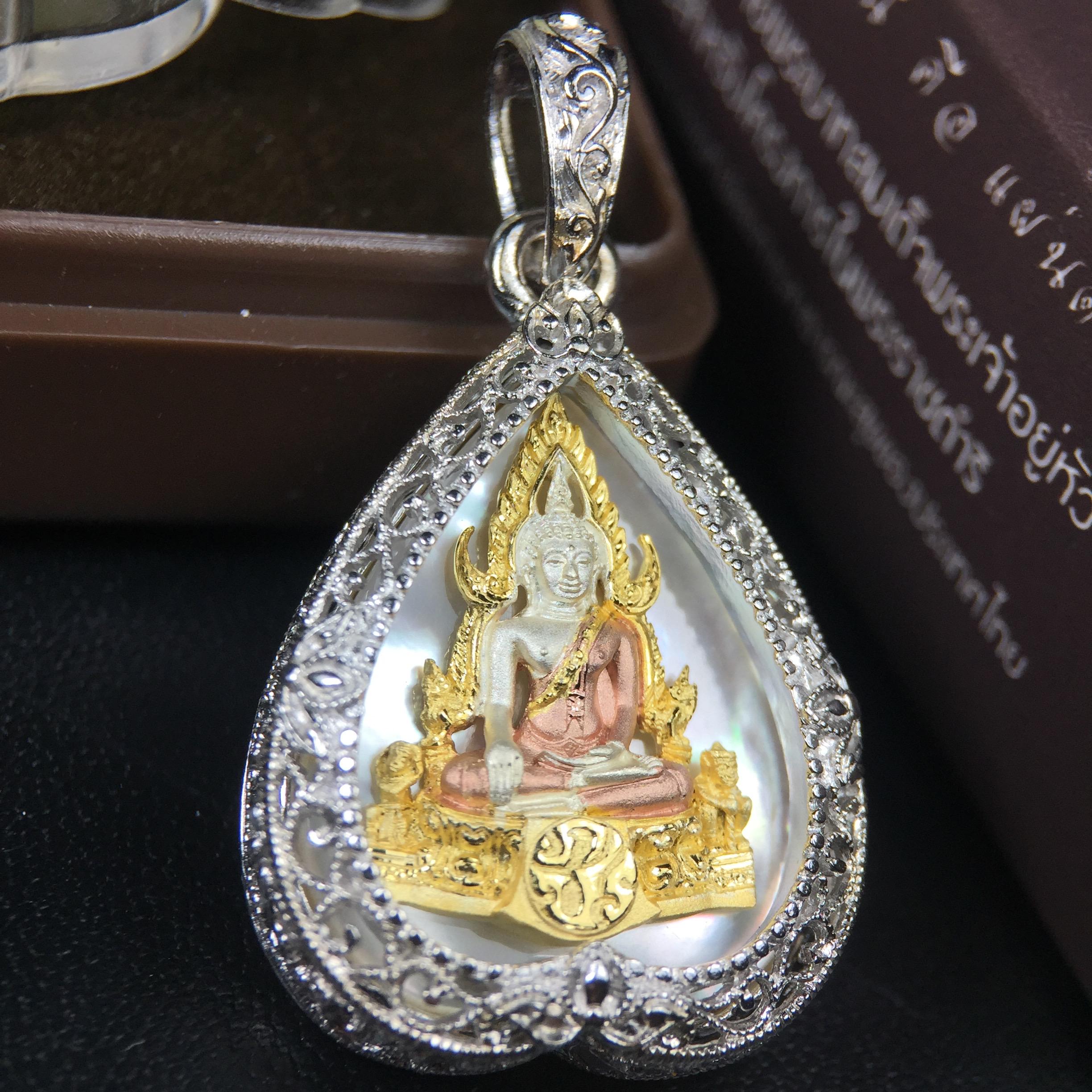 พระพุทธชินราช ภปร. โครงการ "เพราะแผ่นดินนี้ คือ แผ่นดินเกิด" ปี2548(รุ่นแรก) เหรียญทรงใบโพธิ์ ขนาด 21 x 29 มม. เนื้อเงินสามกษัตริย์ องค์พระชุบสามกษัตริย์ ล้อมด้วยกรอบเงินชุบทองคำขาวสลักเสลาเป็นลวดลายละเอียดอ่อน ส่วนพื้นองค์พระเป็นเปลือกหอยมุข