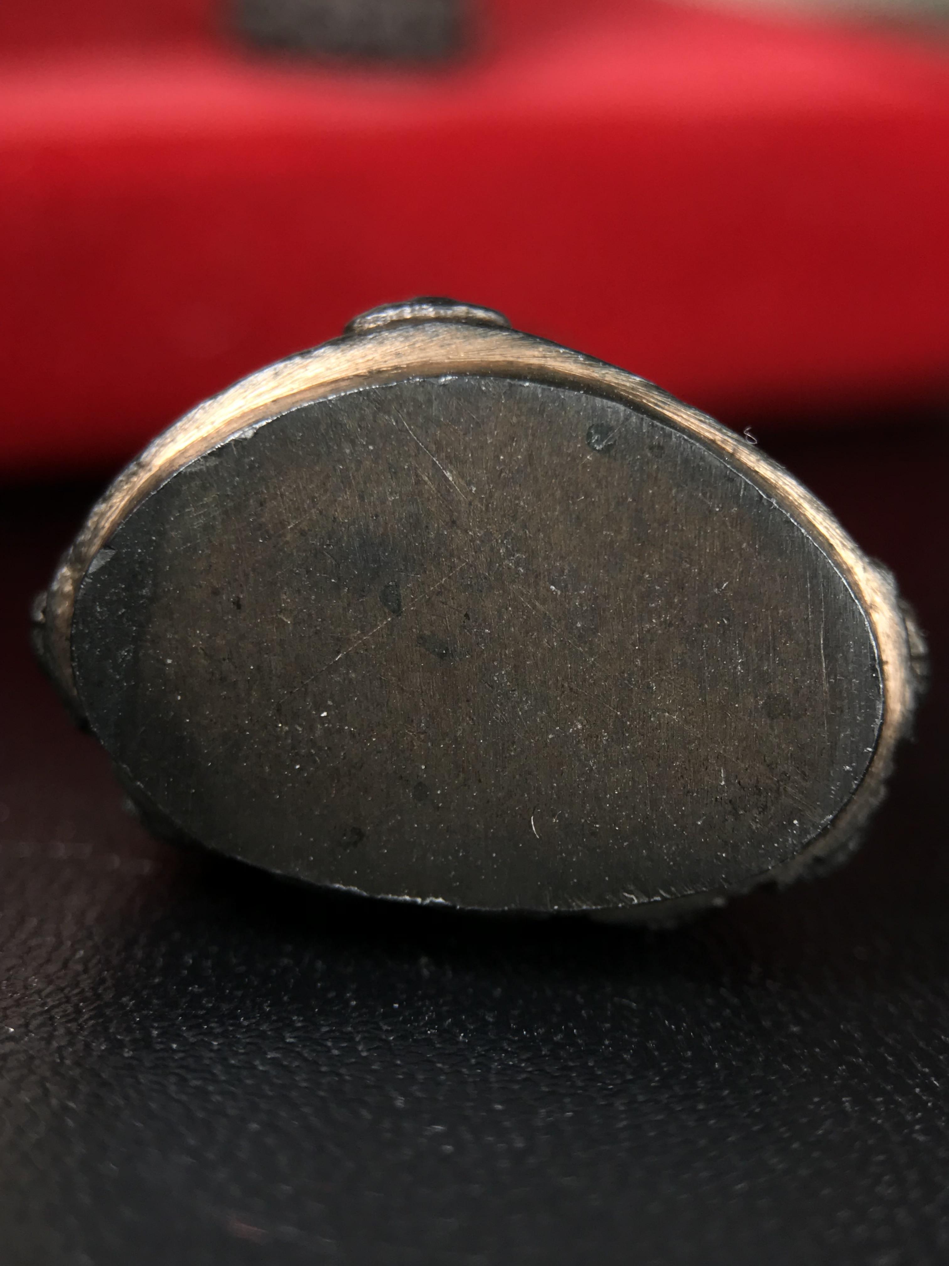 พระกริ่ง-พระชัยวัฒน์ ปวเรศ วัดบวรนิเวศวิหาร ปี 2530 พระบาทสมเด็จพระเจ้าอยู่หัวรัชกาลที่ 9 เจริญพระชนมพรรษา 5 รอบนักษัตริย์(ในหลวง ร.9 เสด็จเททอง)(บรรจุผงจิตรลดาเส้นเกศาในหลวงรัชกาลที่9)พร้อมสูจิบัตรเดิมตอนจัดสร้าง(สภาพสวยครบสมบูรณ์))พิธีใหญ่ รุ่นยอดนิยม